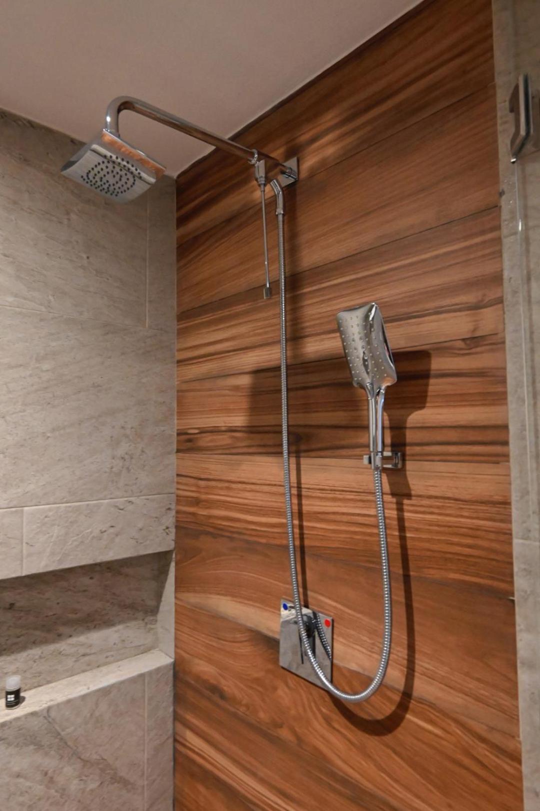 Deluxe King Room - Photo 8