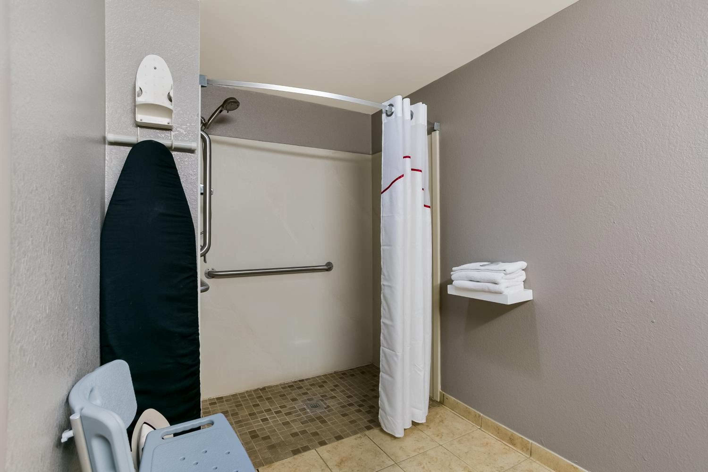 Superior King Room Disability Access Roll-In Shower Non-Smoking - Photo 2