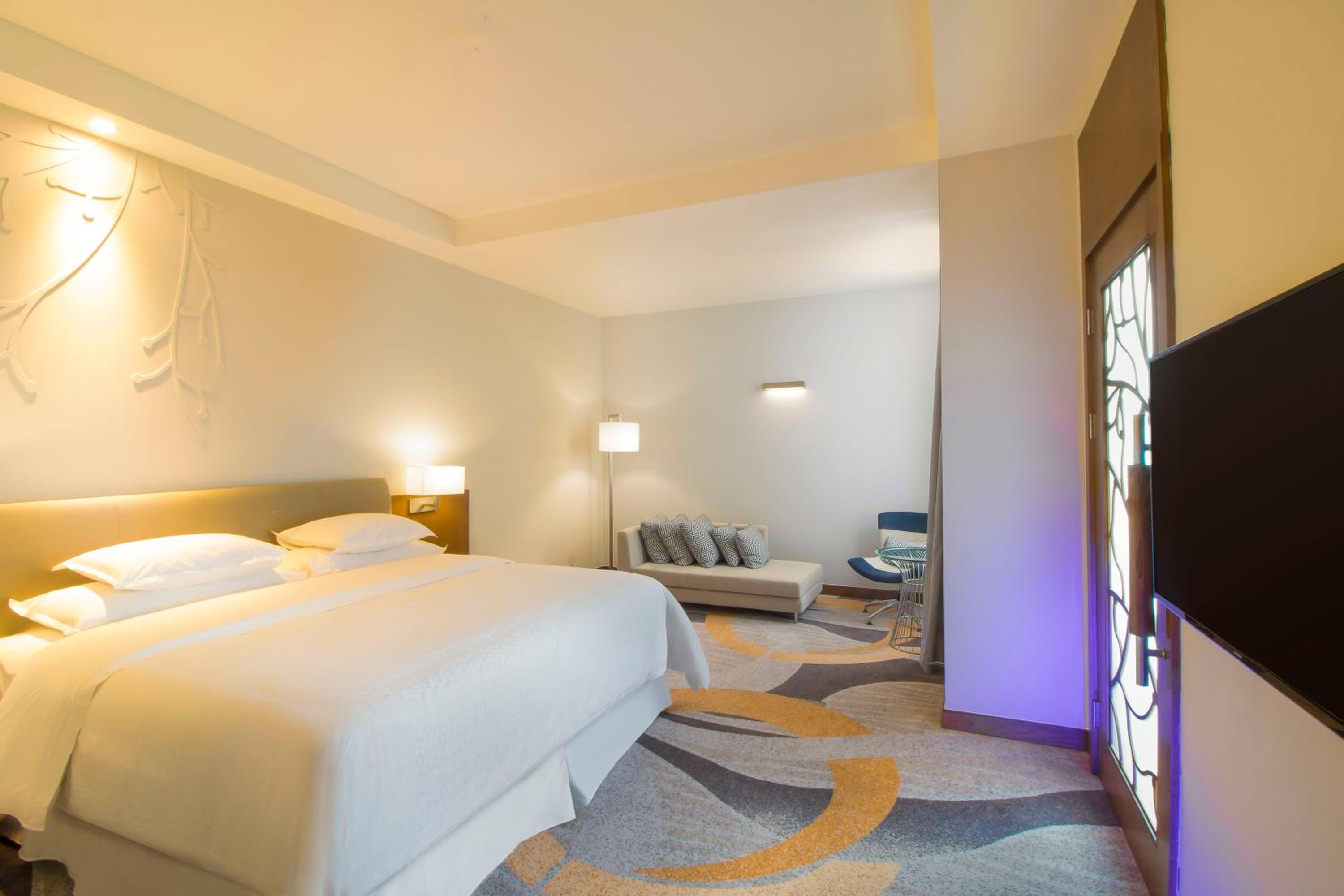 One-Bedroom Grand Suite with Sea View