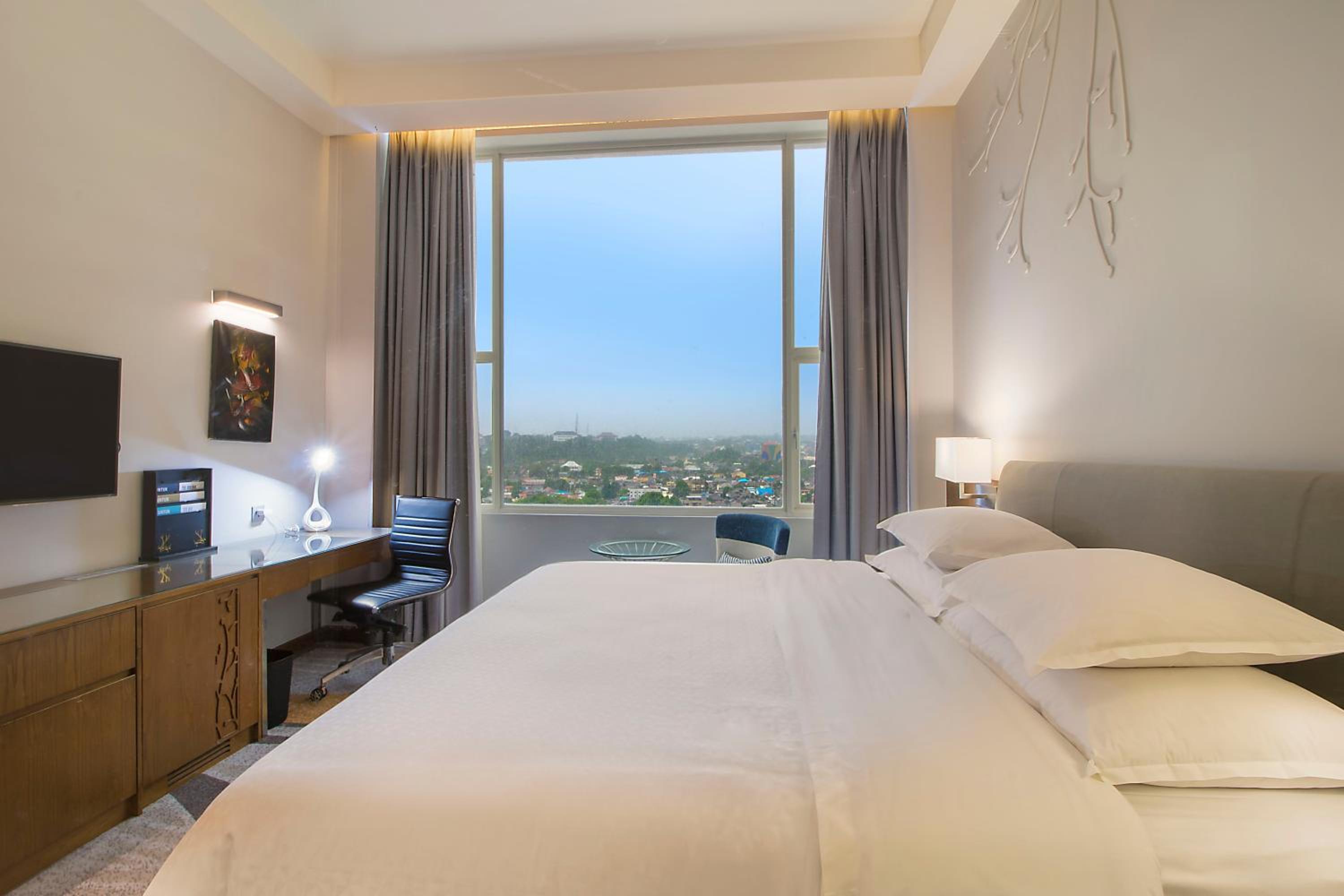 Deluxe King Room with City View