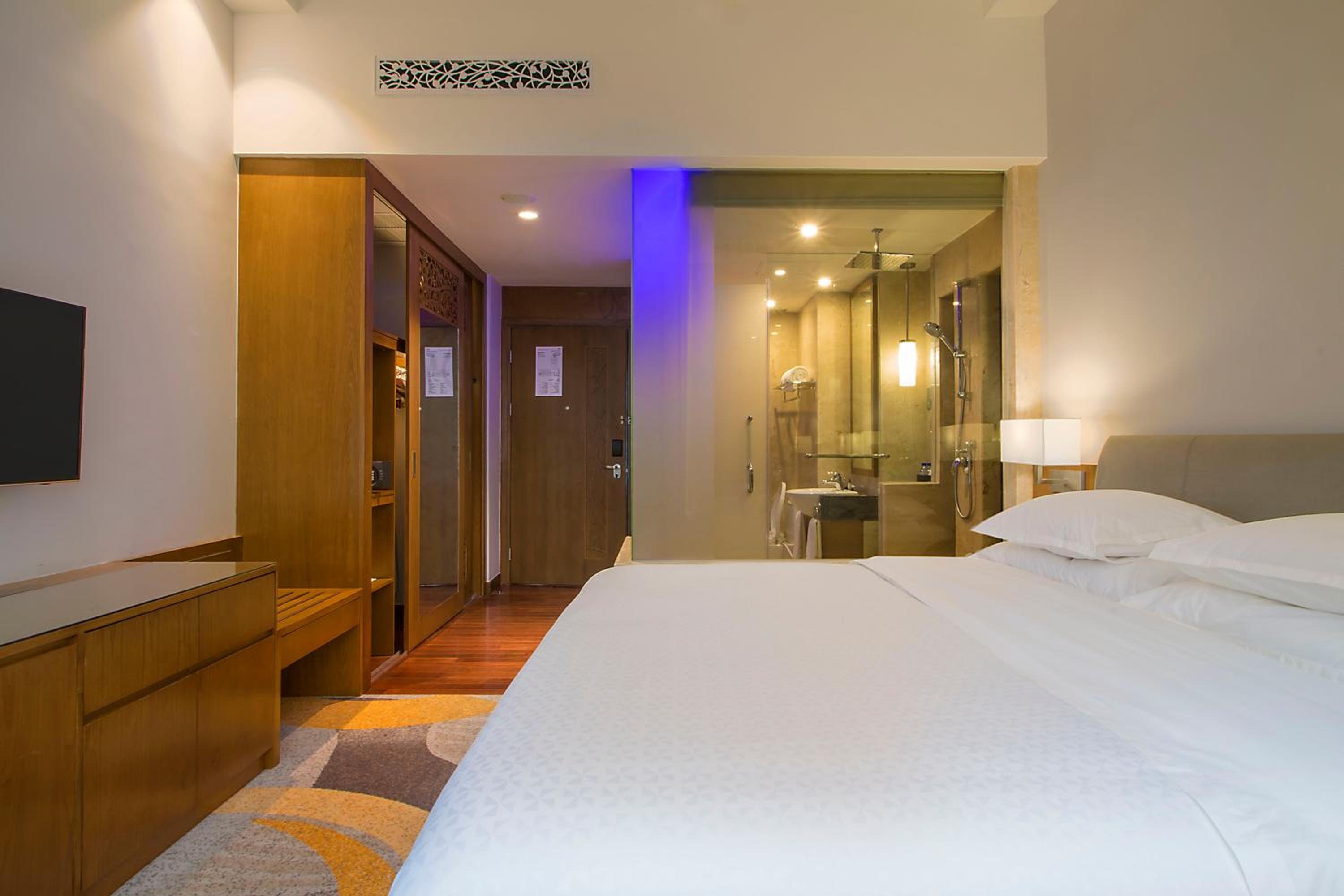 Deluxe King Room with Partial Sea View