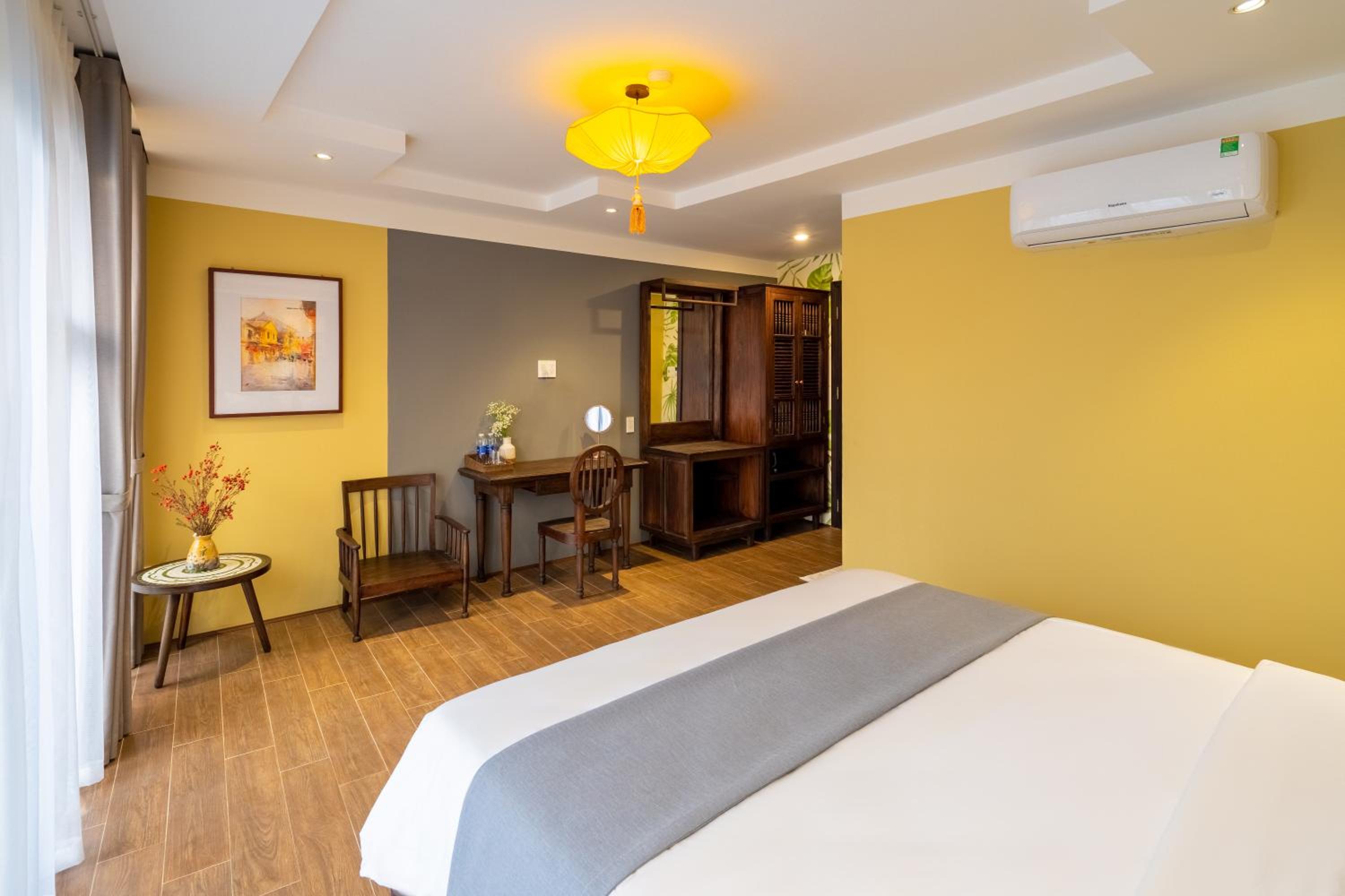 Deluxe Double Room with Balcony - Photo 16
