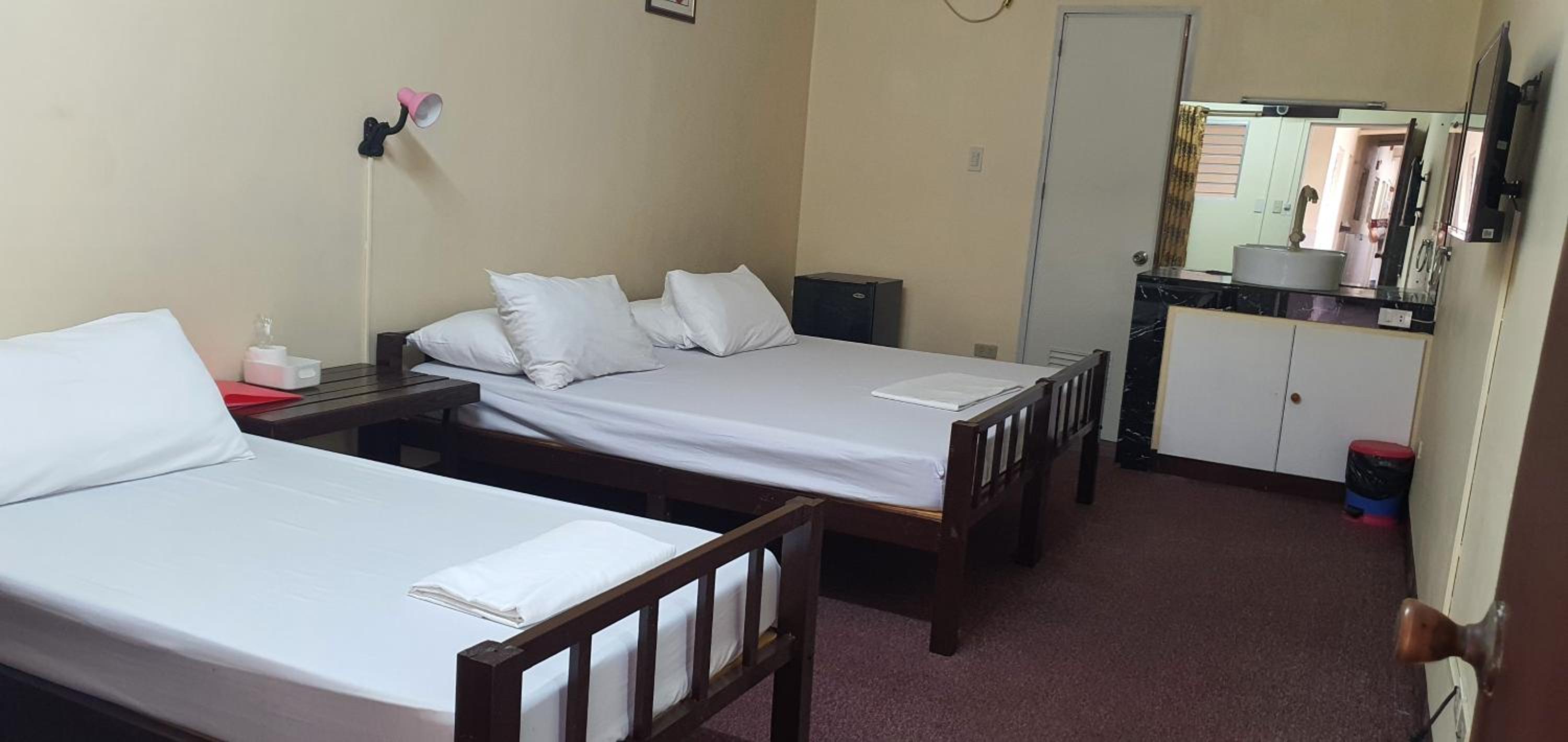 Deluxe Room (2 Adults + 1 Child) - Photo 5