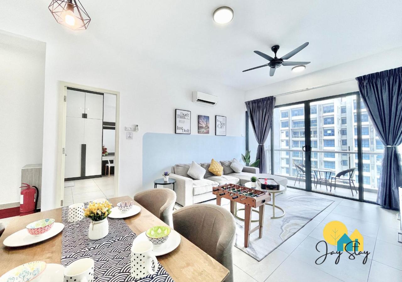 Apartment With Pool View