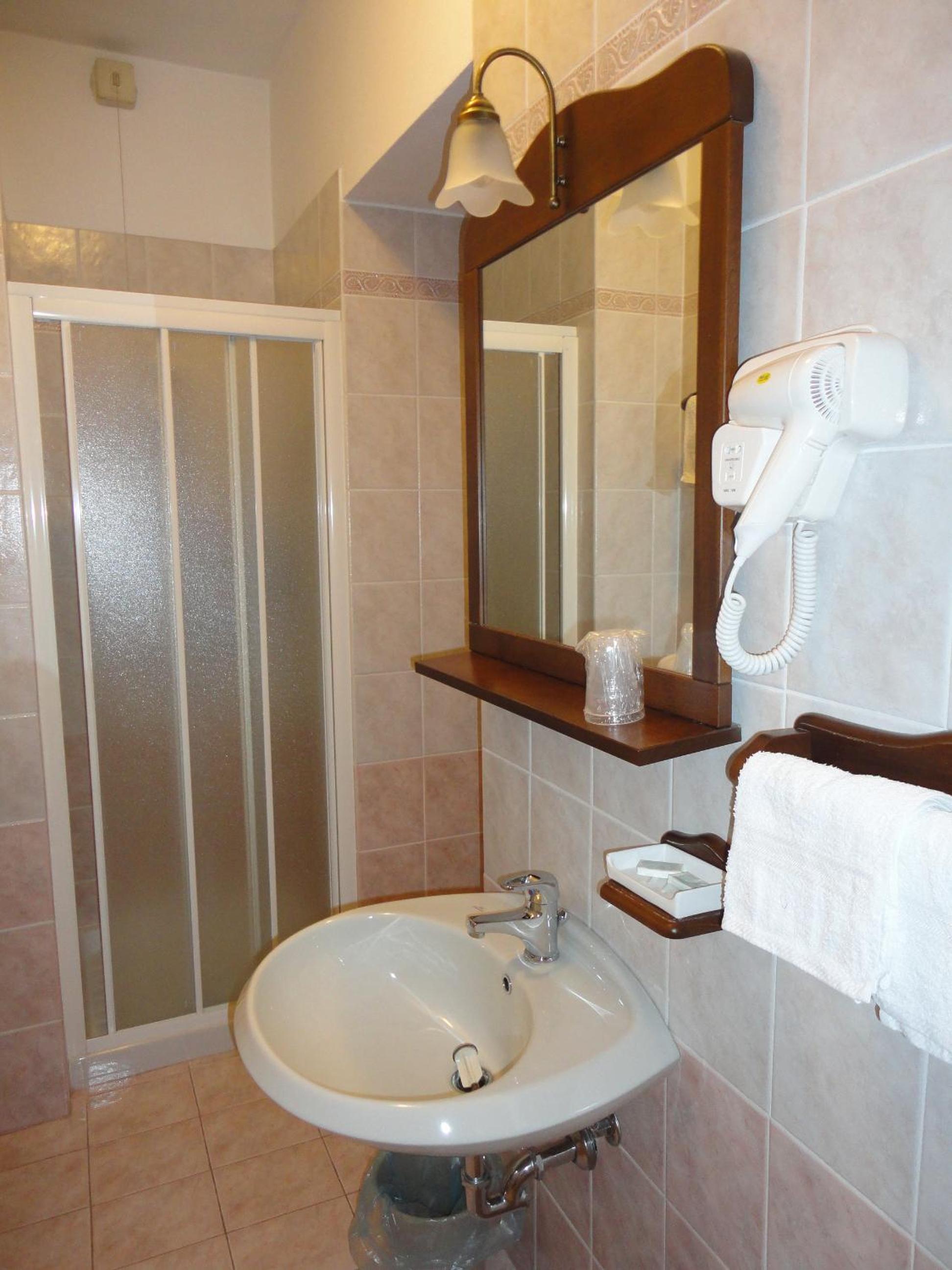Triple Room with Balcony - Photo 5