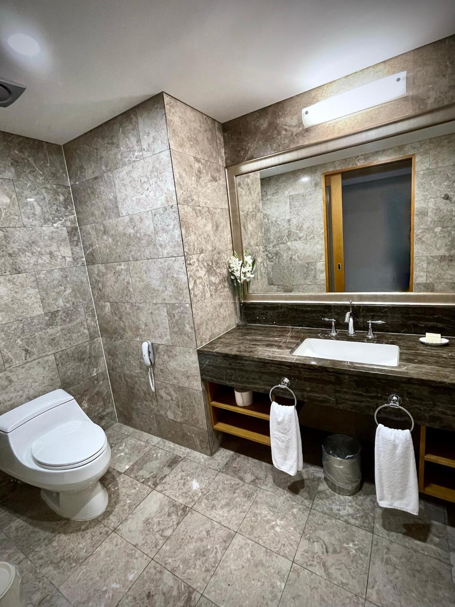 Executive Suite - Photo 16
