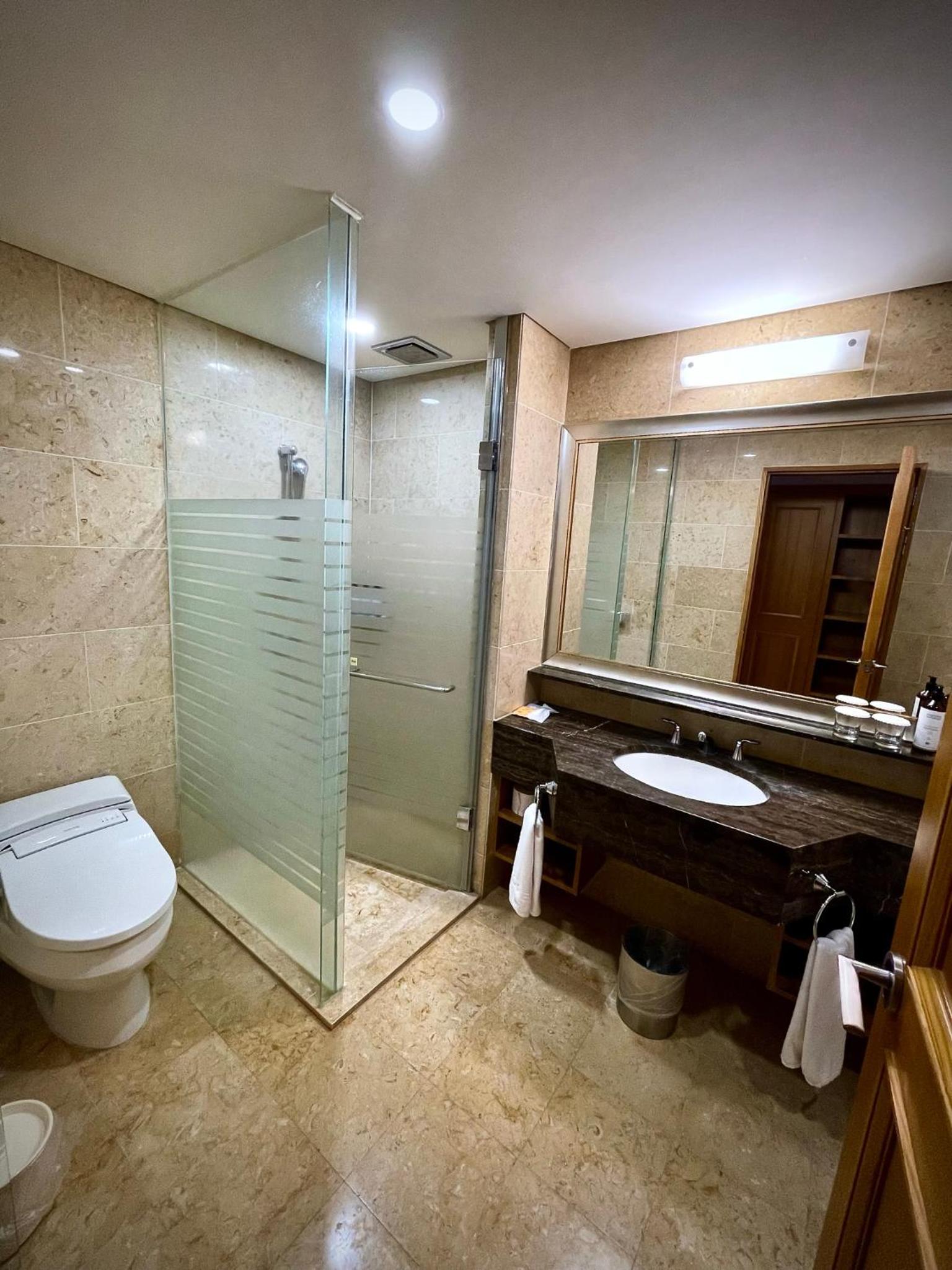 Deluxe Room With Pool Access - Photo 6