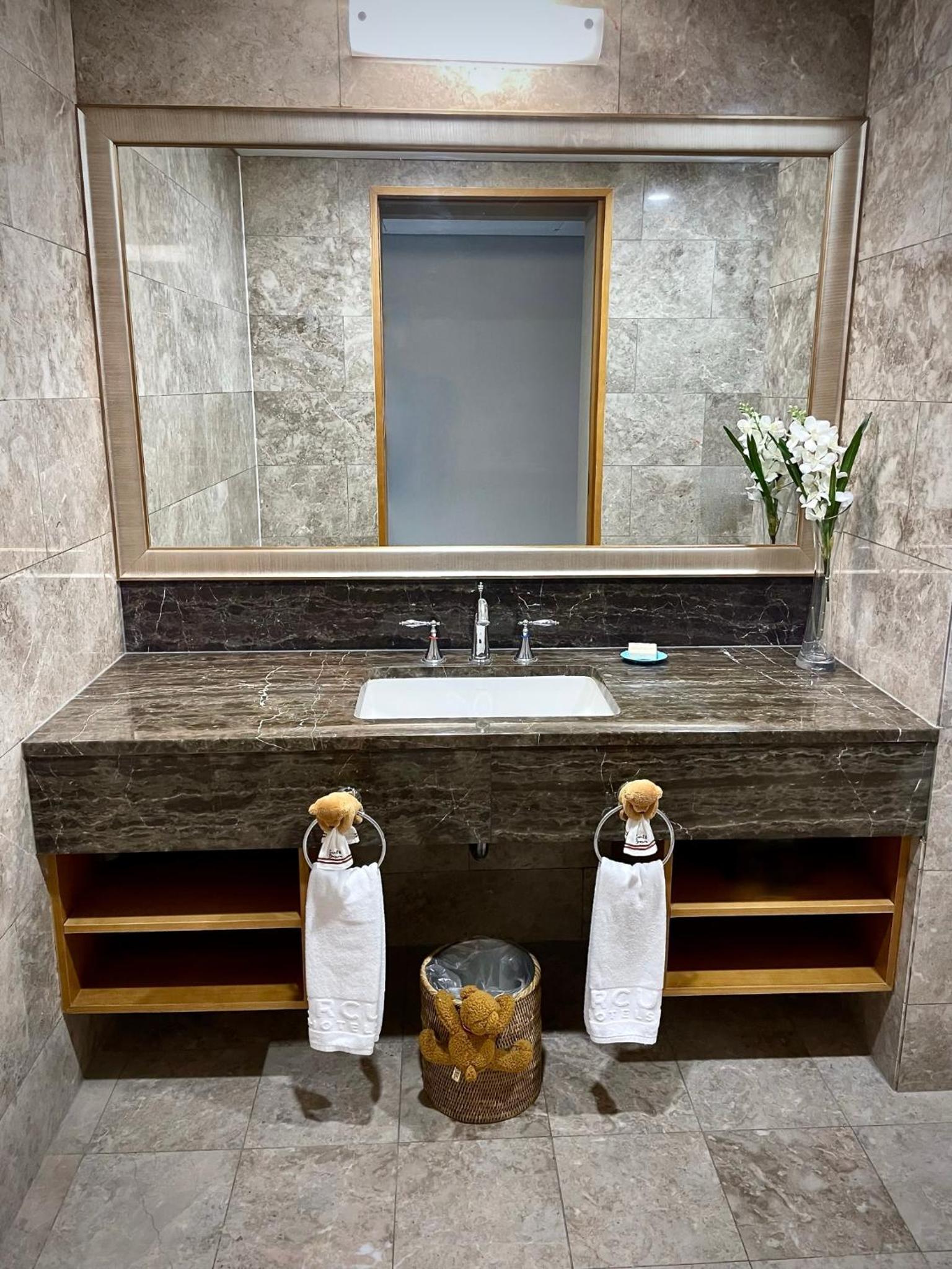 Executive Suite - Photo 14