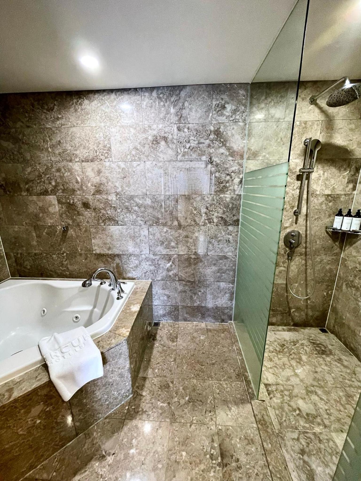 Executive Suite - Photo 15