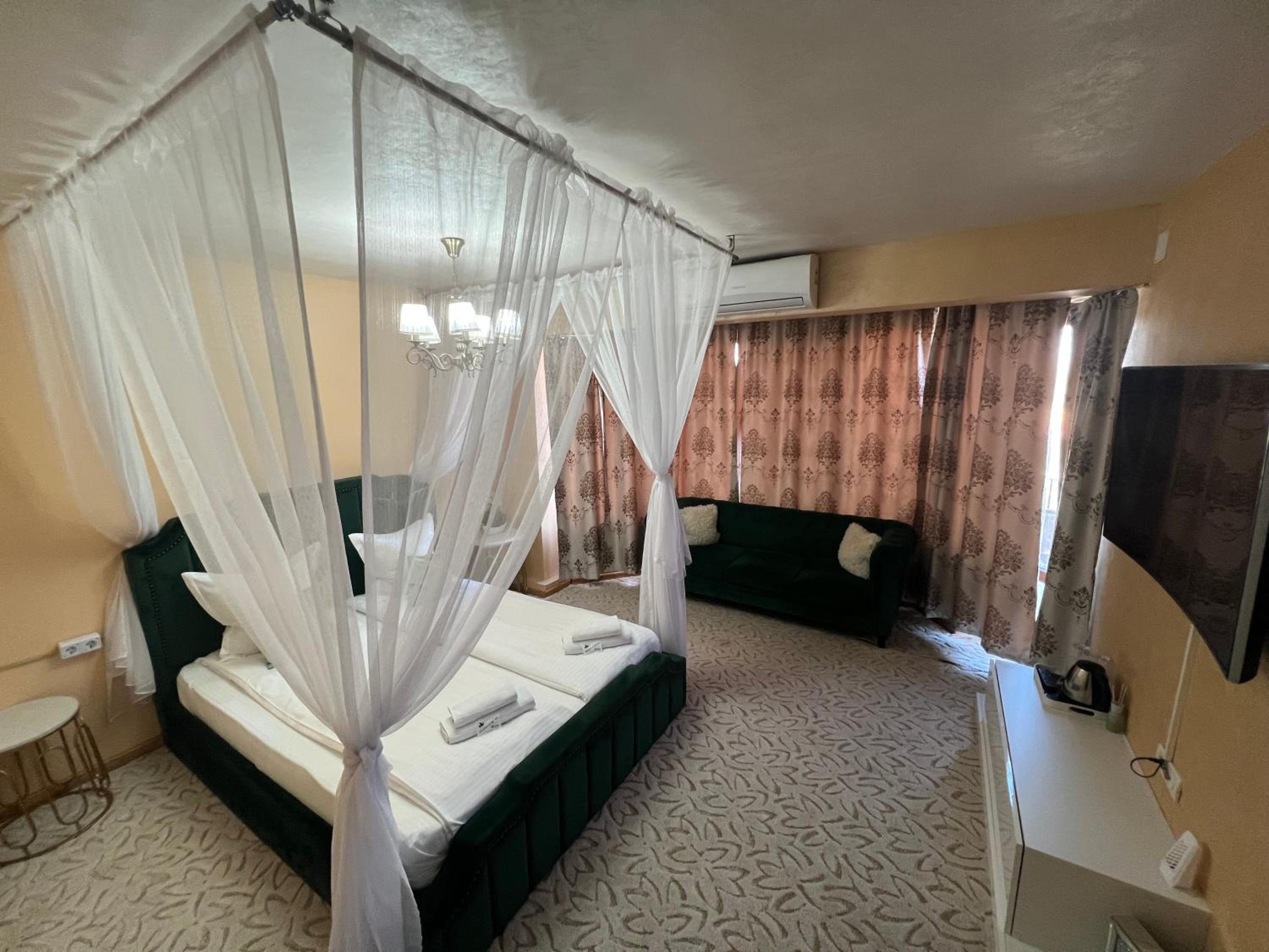 King Room with Spa Bath - Photo 2