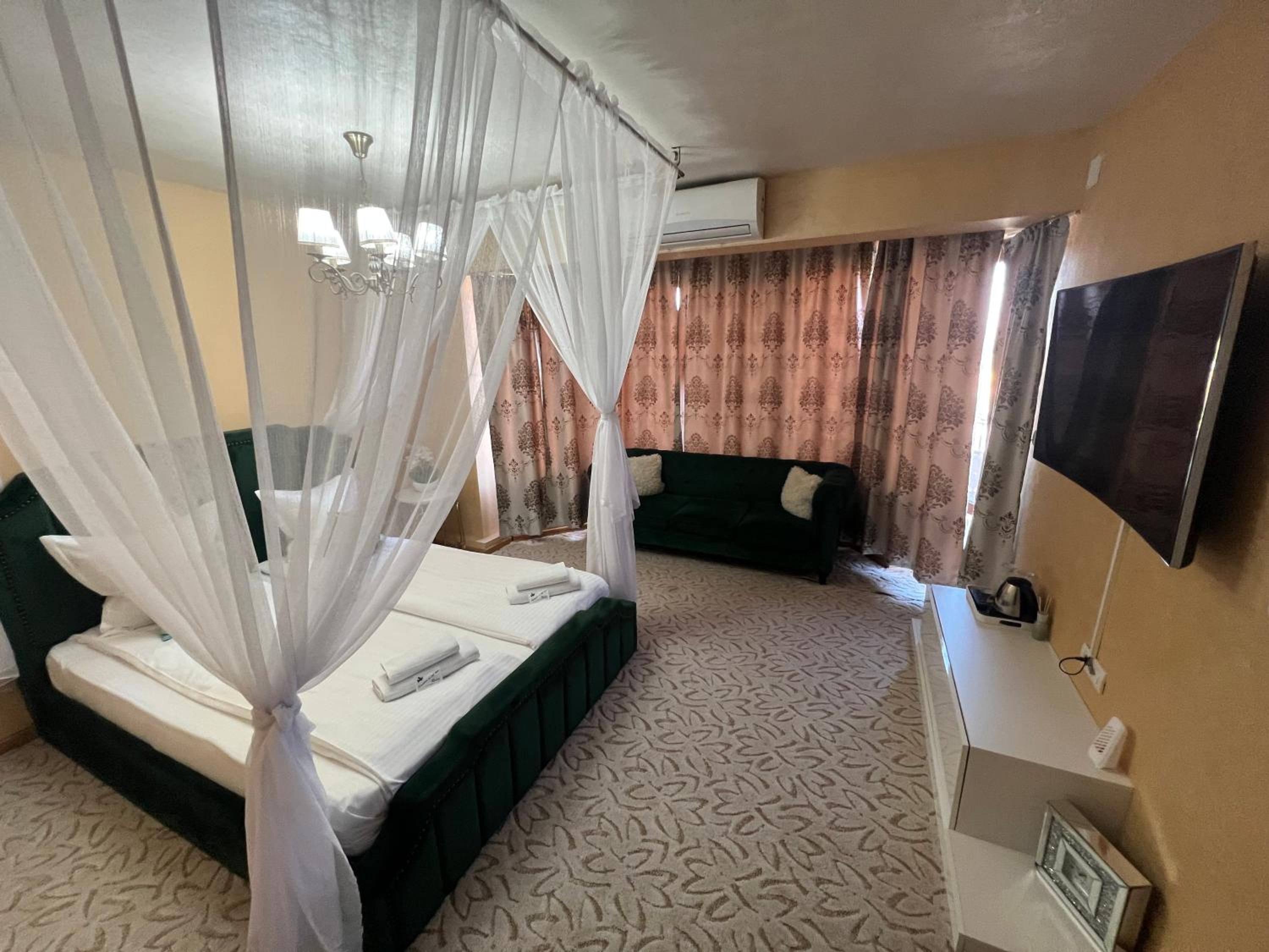 King Room with Spa Bath - Photo 3
