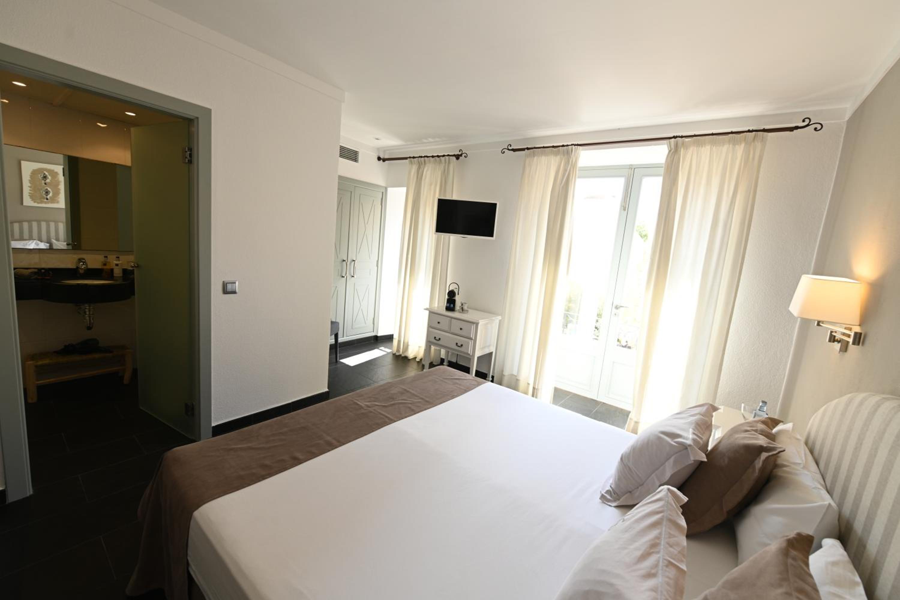 Double Room with Balcony photo 3