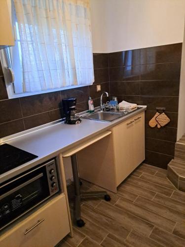  Budget Semi Basement Apartment photo 3