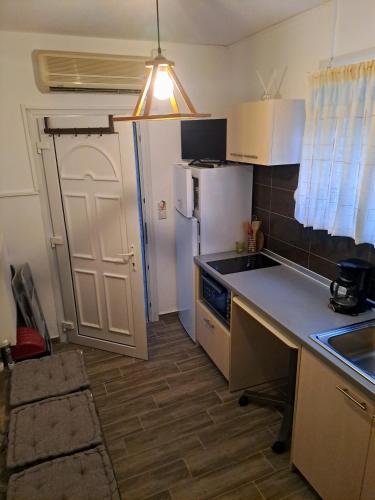  Budget Semi Basement Apartment photo 2