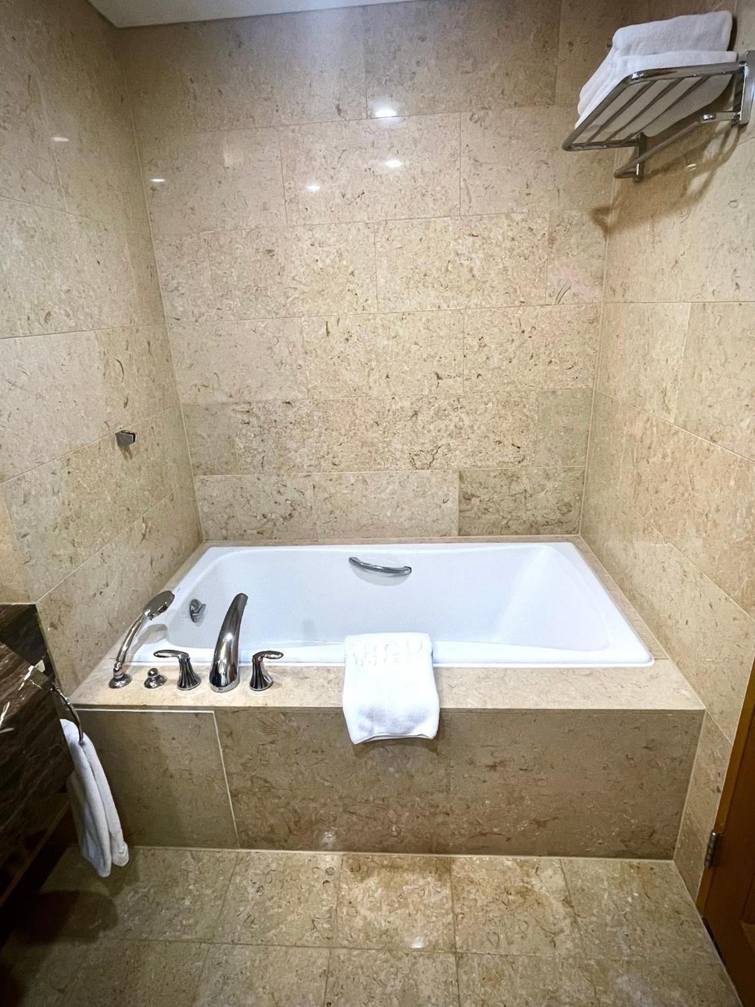 Deluxe Room With Pool Access - Photo 5