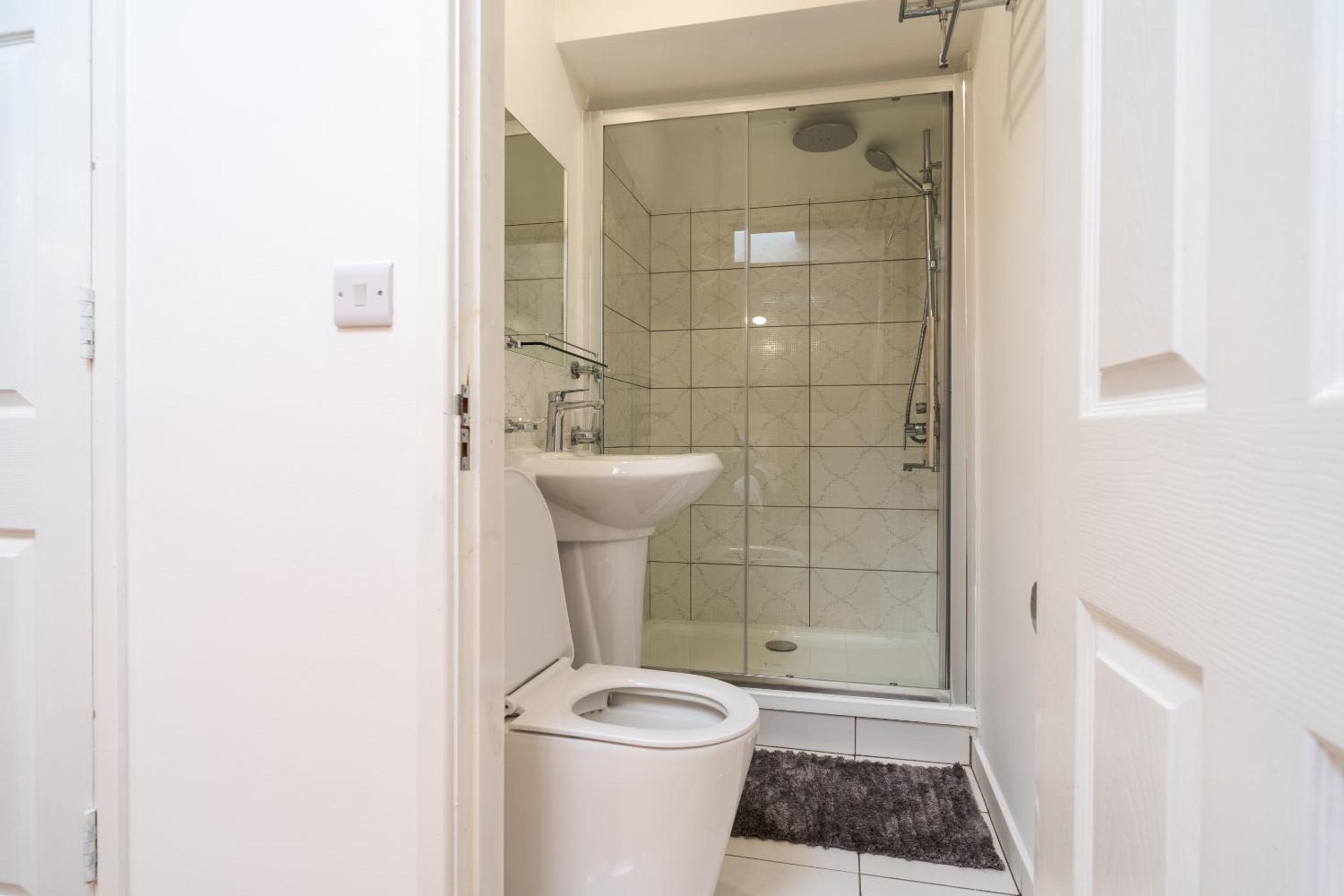 Deluxe Suite - Photo 15