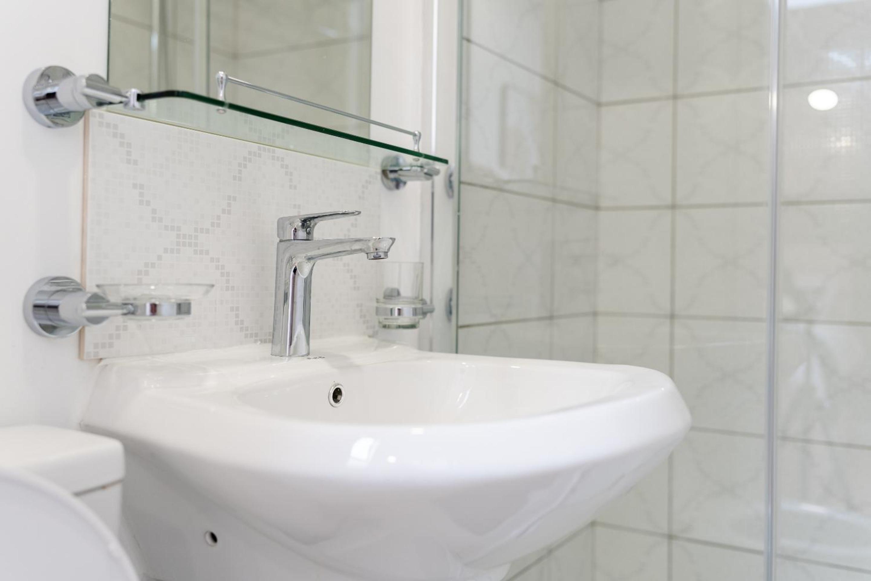 Deluxe Suite - Photo 16