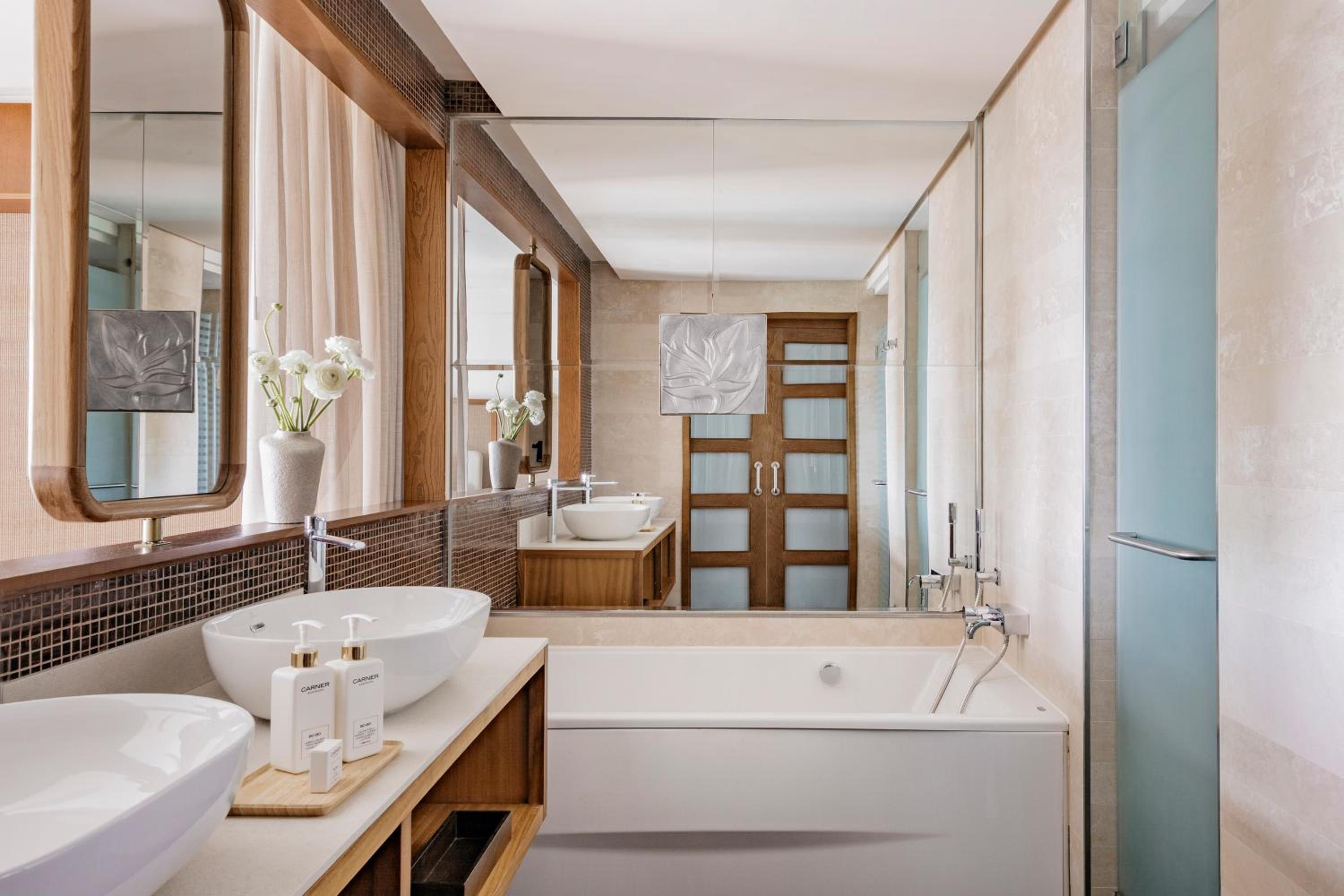 Red Level Master Suite Ocean View with Terrace Bathtub - Photo 2