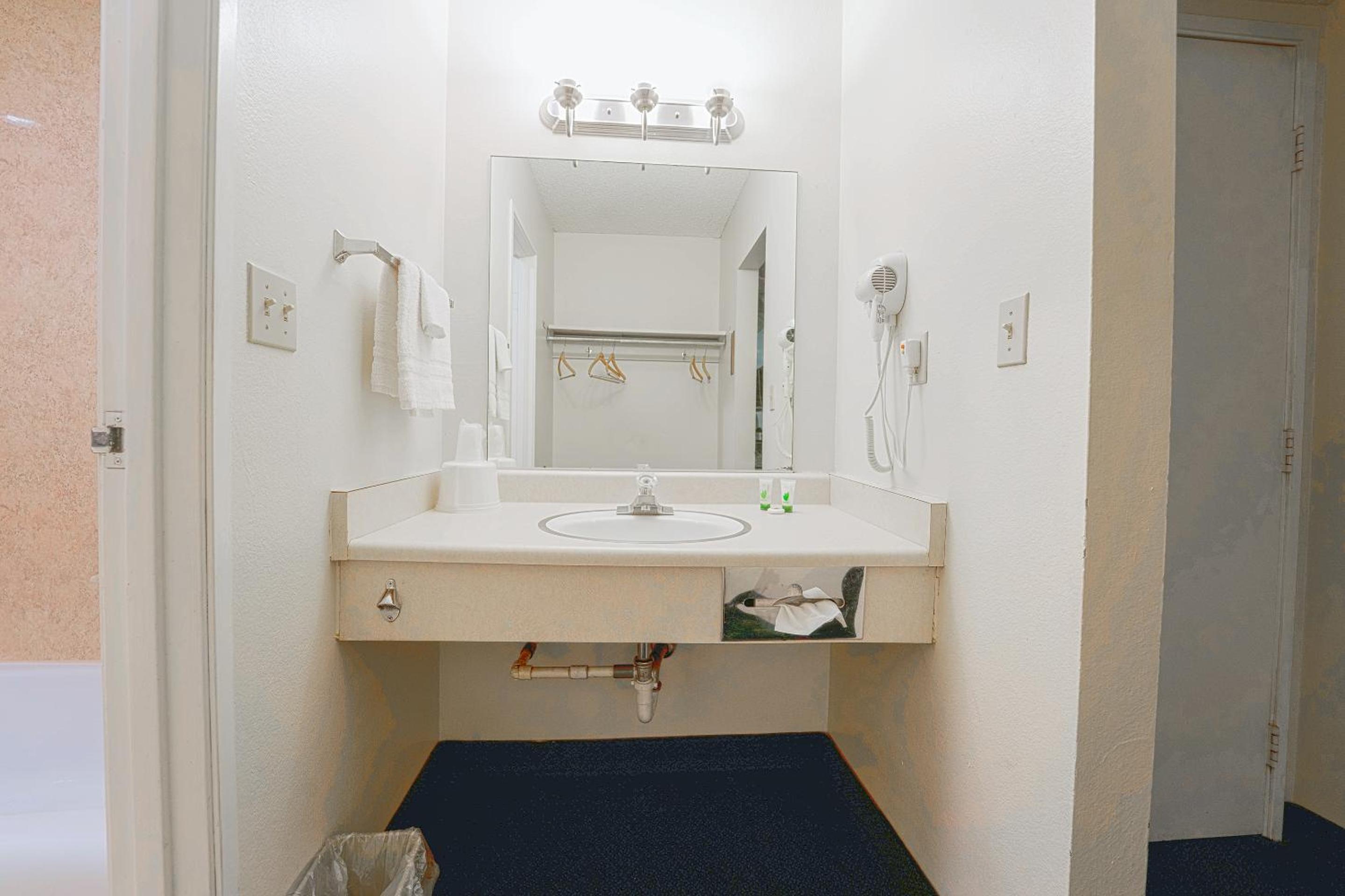 Double Room with Two Double Beds - Photo 2