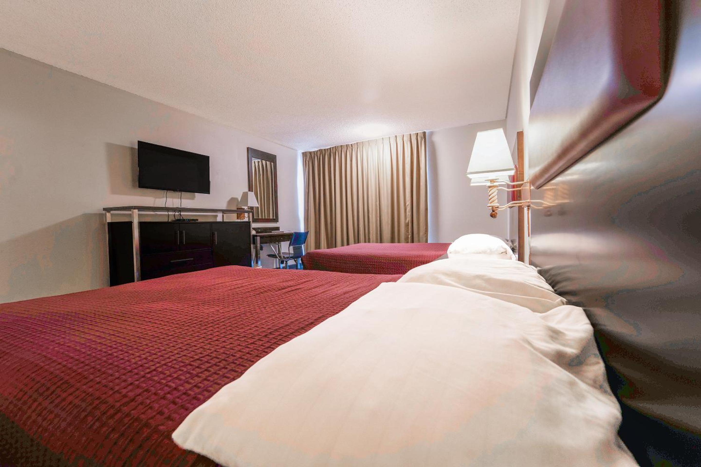 Double Room with Two Double Beds - Photo 9