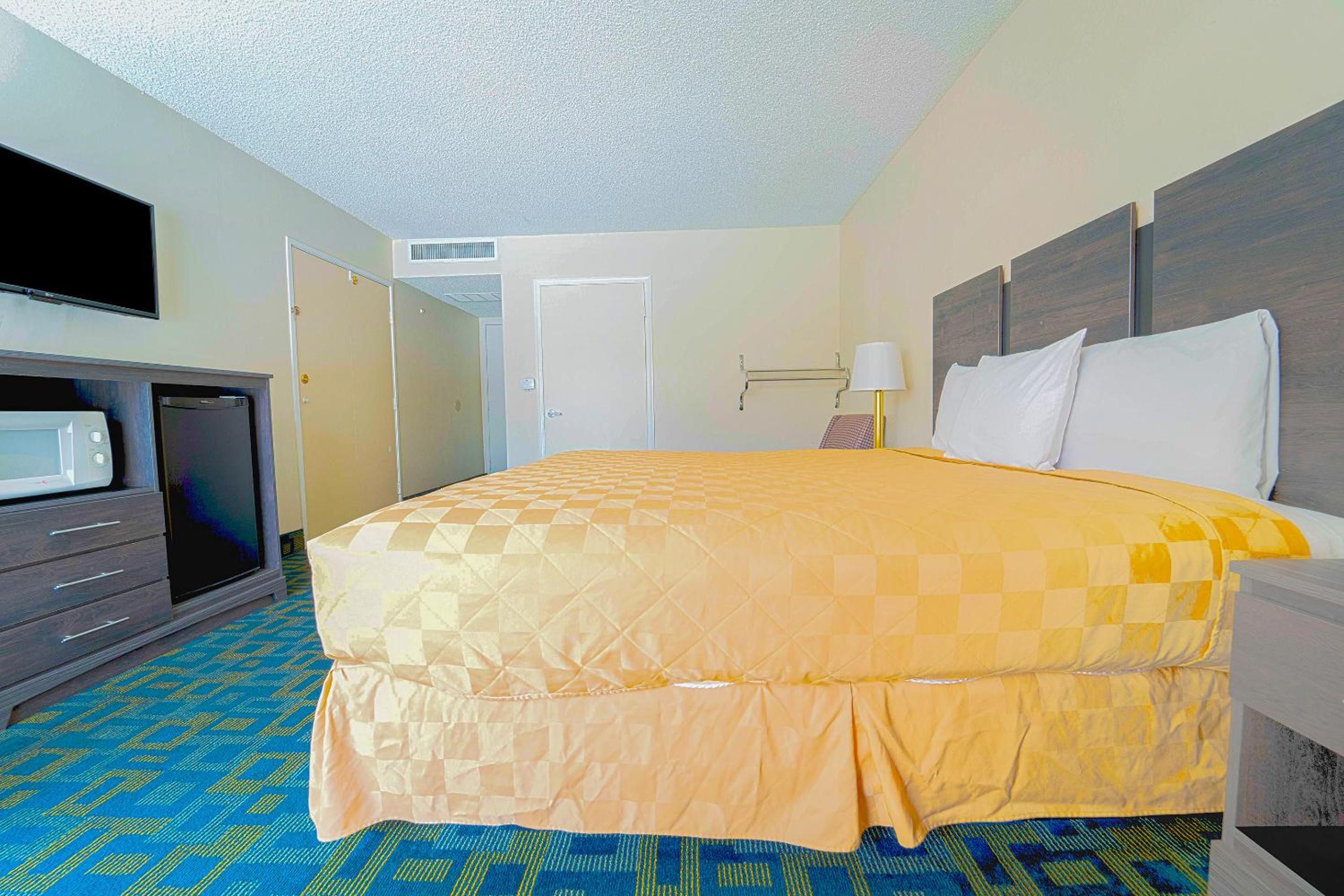 King Bed Accessible	 - Photo 7