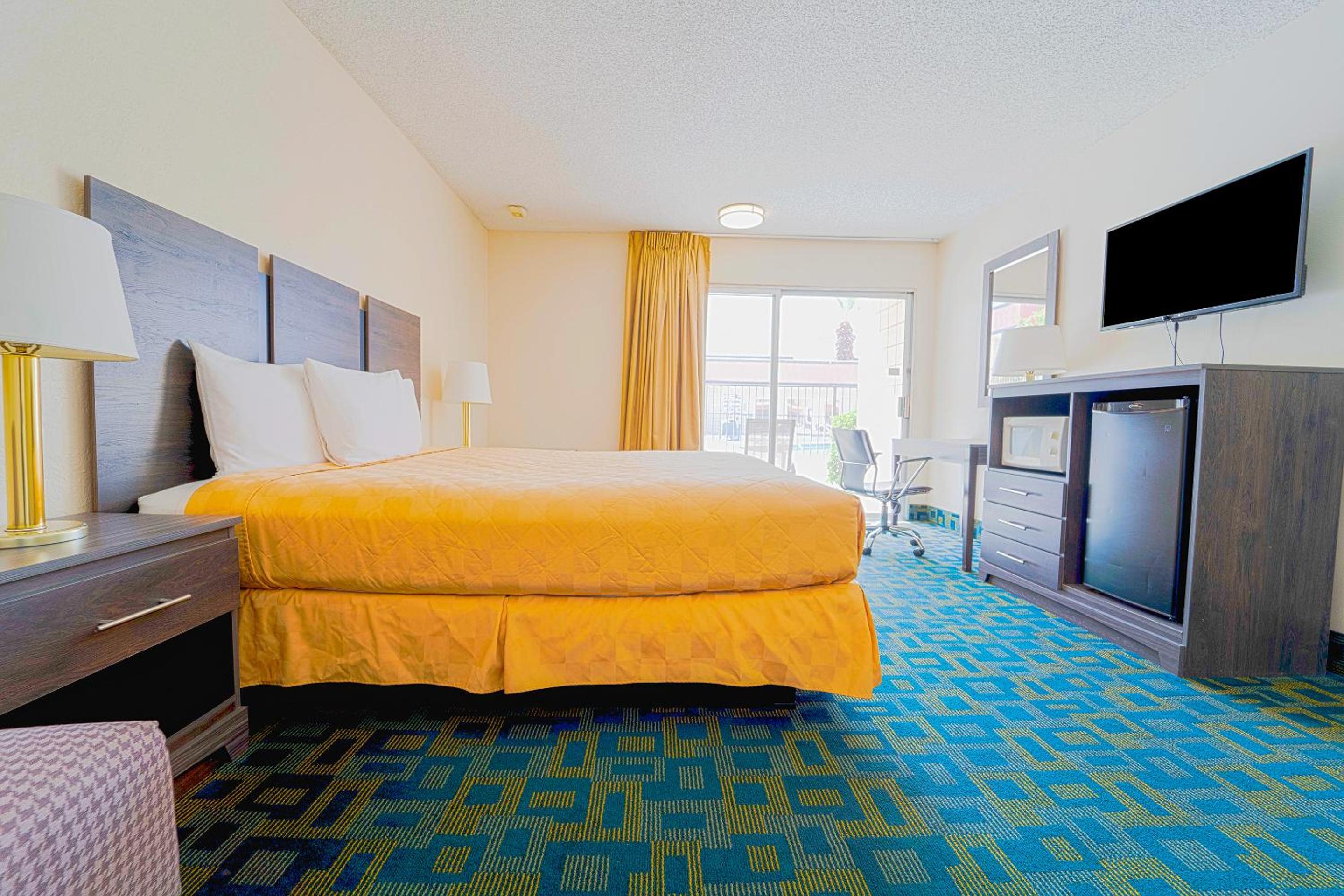 King Bed Accessible	 - Photo 2