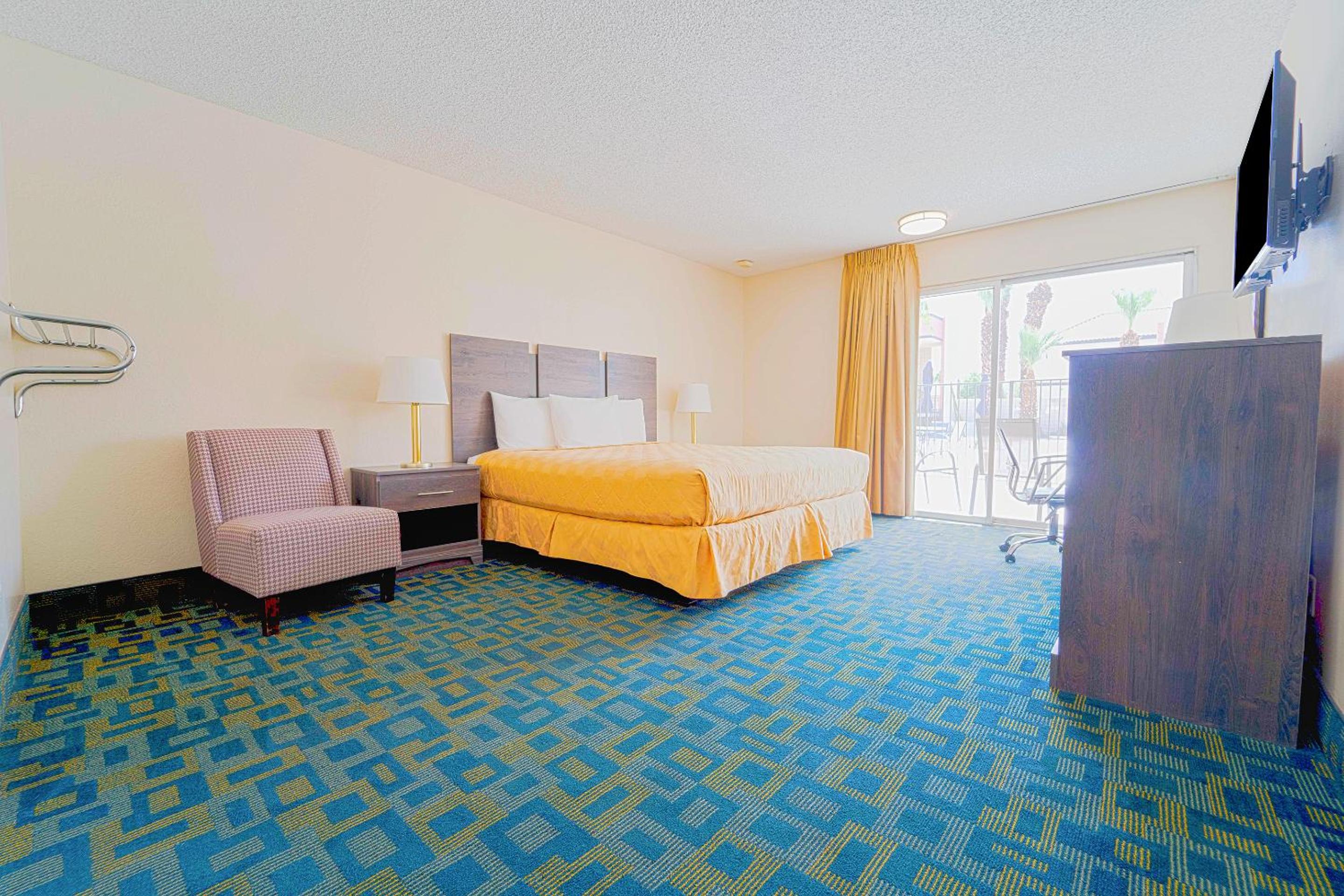 King Bed Accessible	 - Photo 8