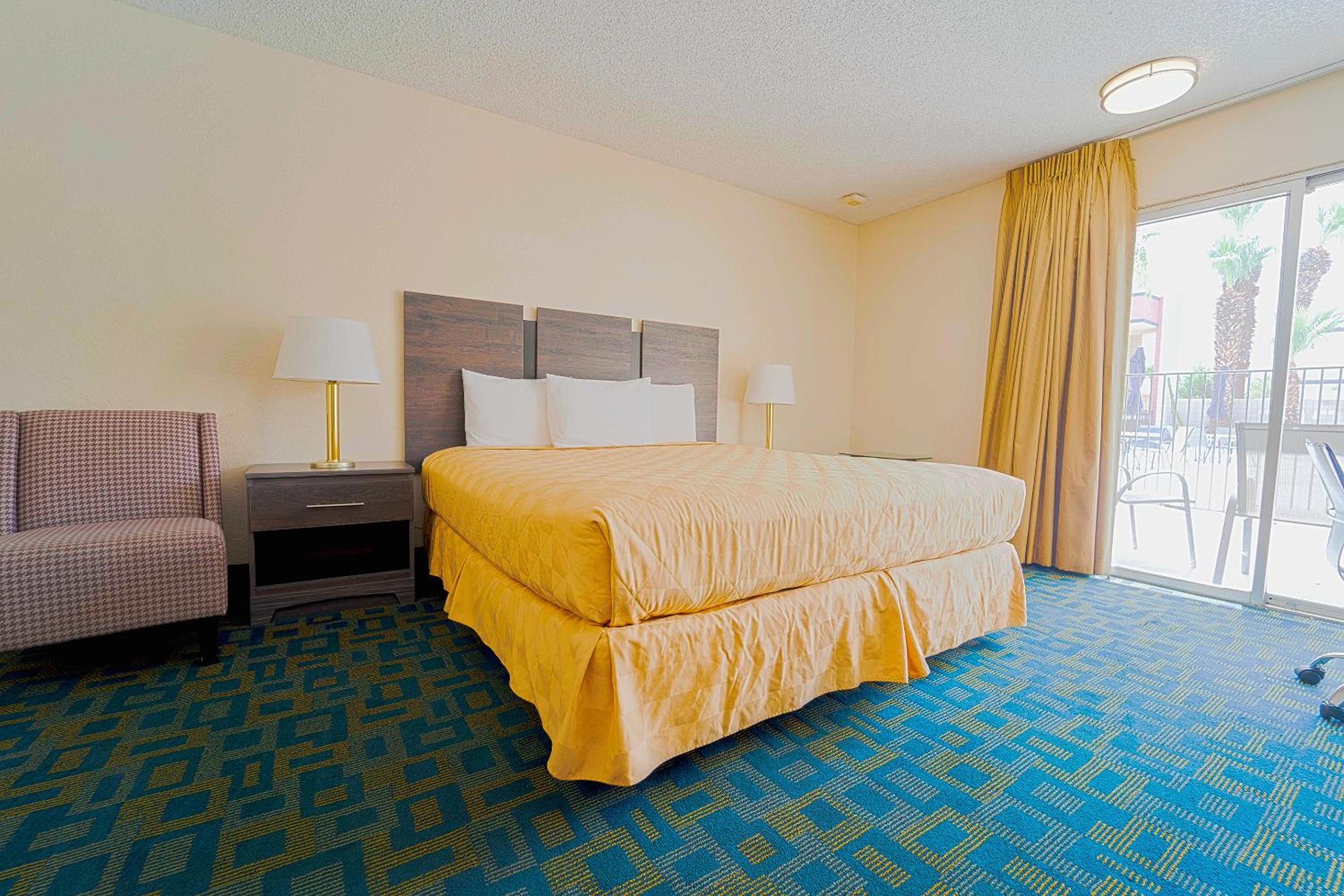 King Bed Accessible	 - Photo 1
