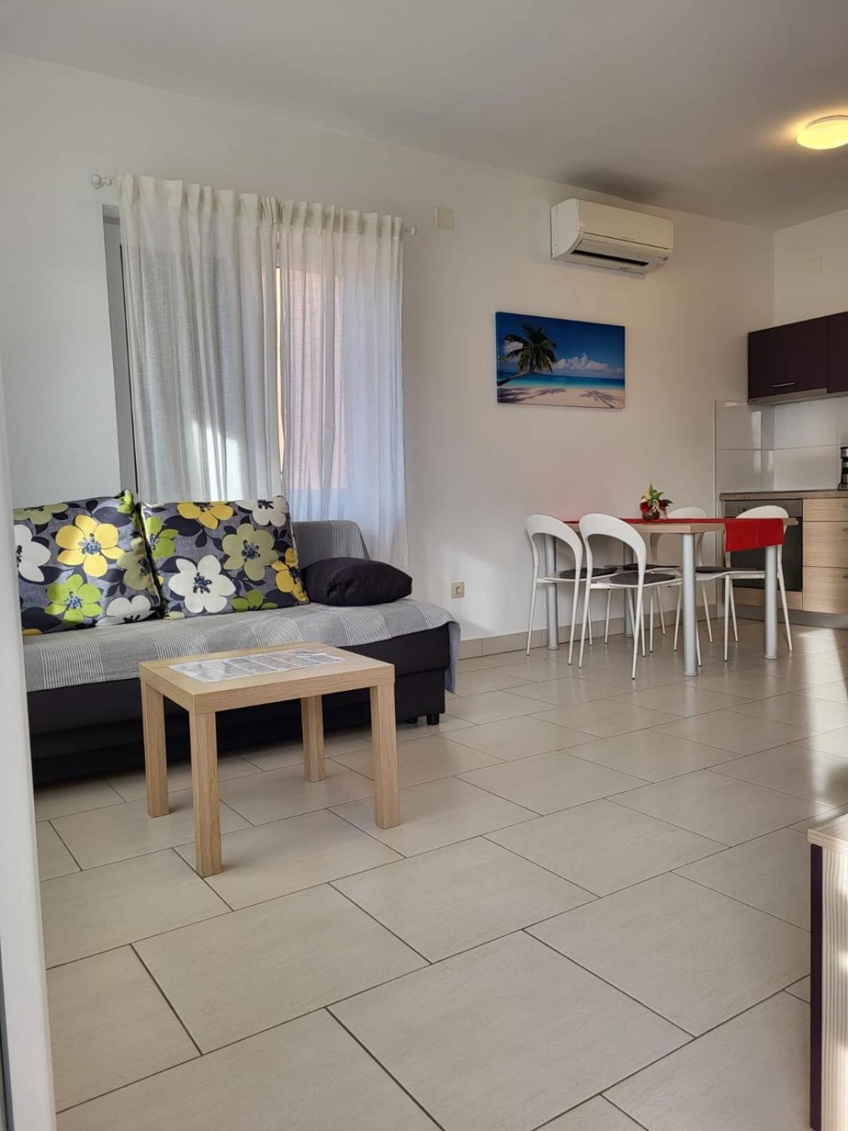 Luxury One-Bedroom Apartment with Terrace - Photo 10
