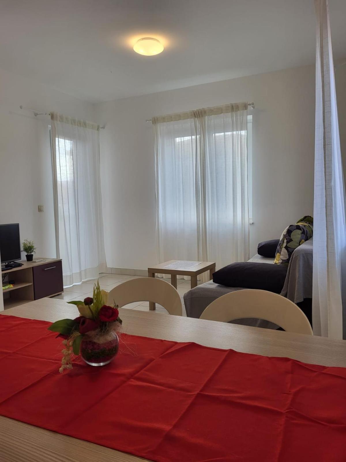 Luxury One-Bedroom Apartment with Terrace - Photo 9