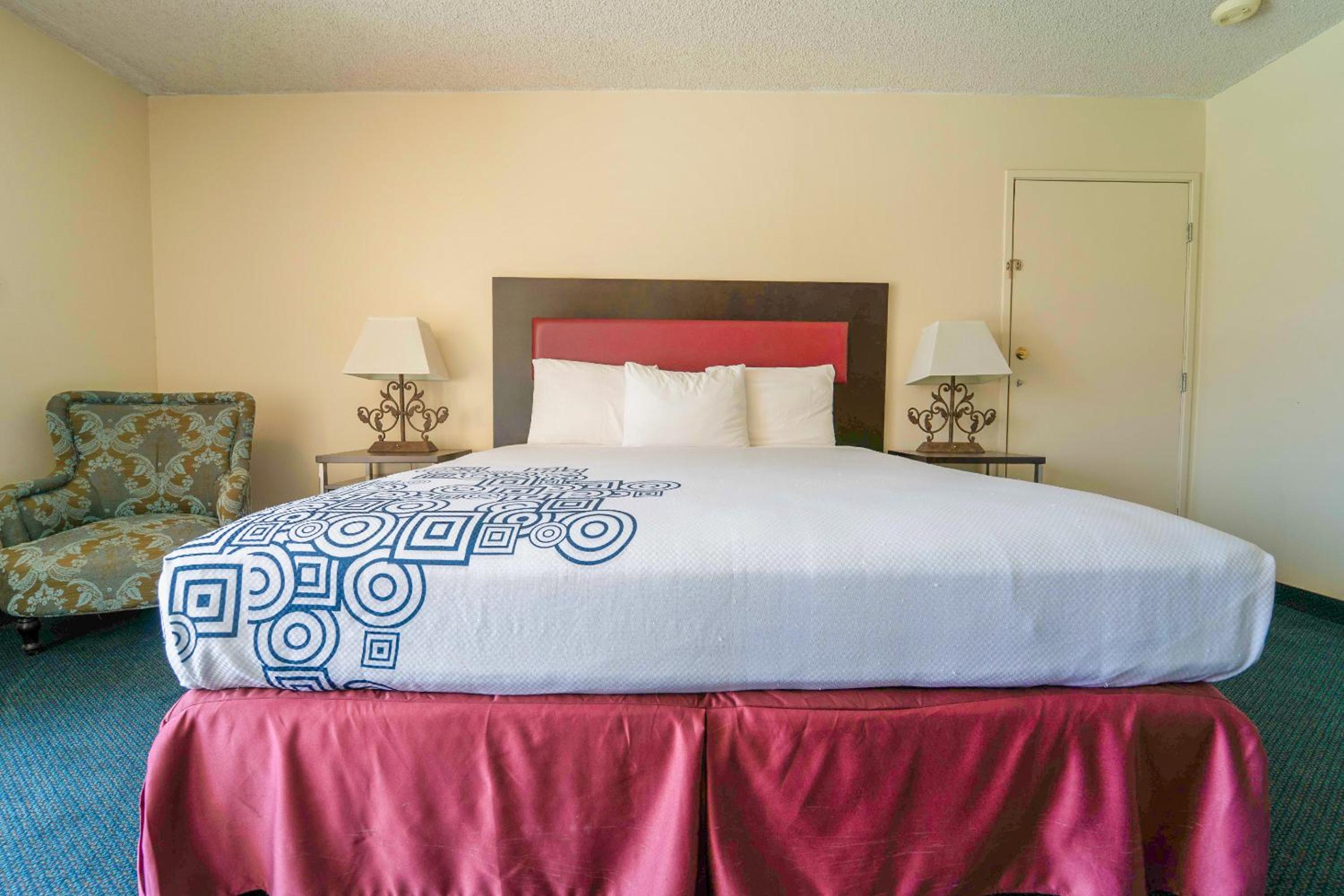 Deluxe King Bed	 - Photo 4