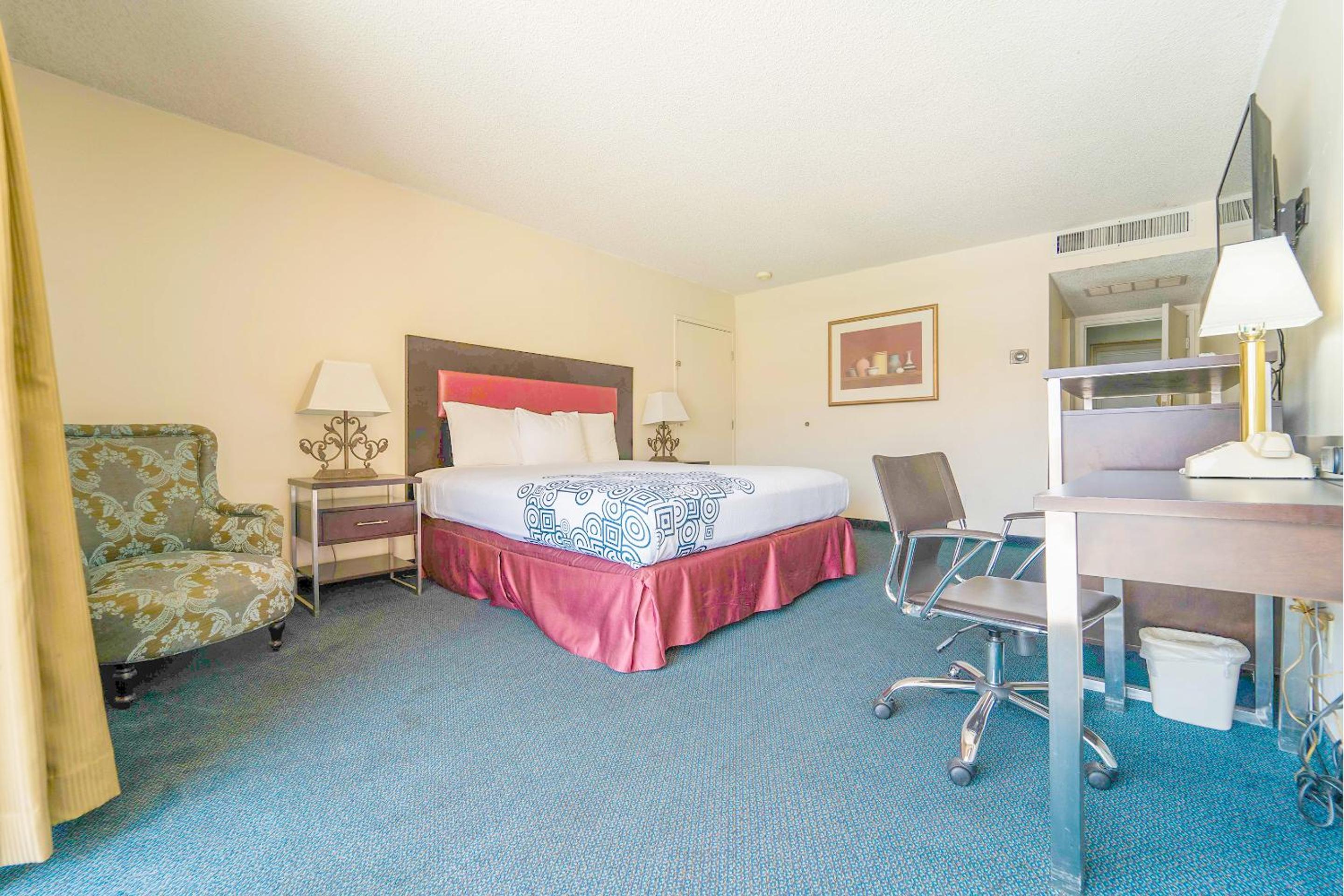 Deluxe King Bed	 - Photo 3
