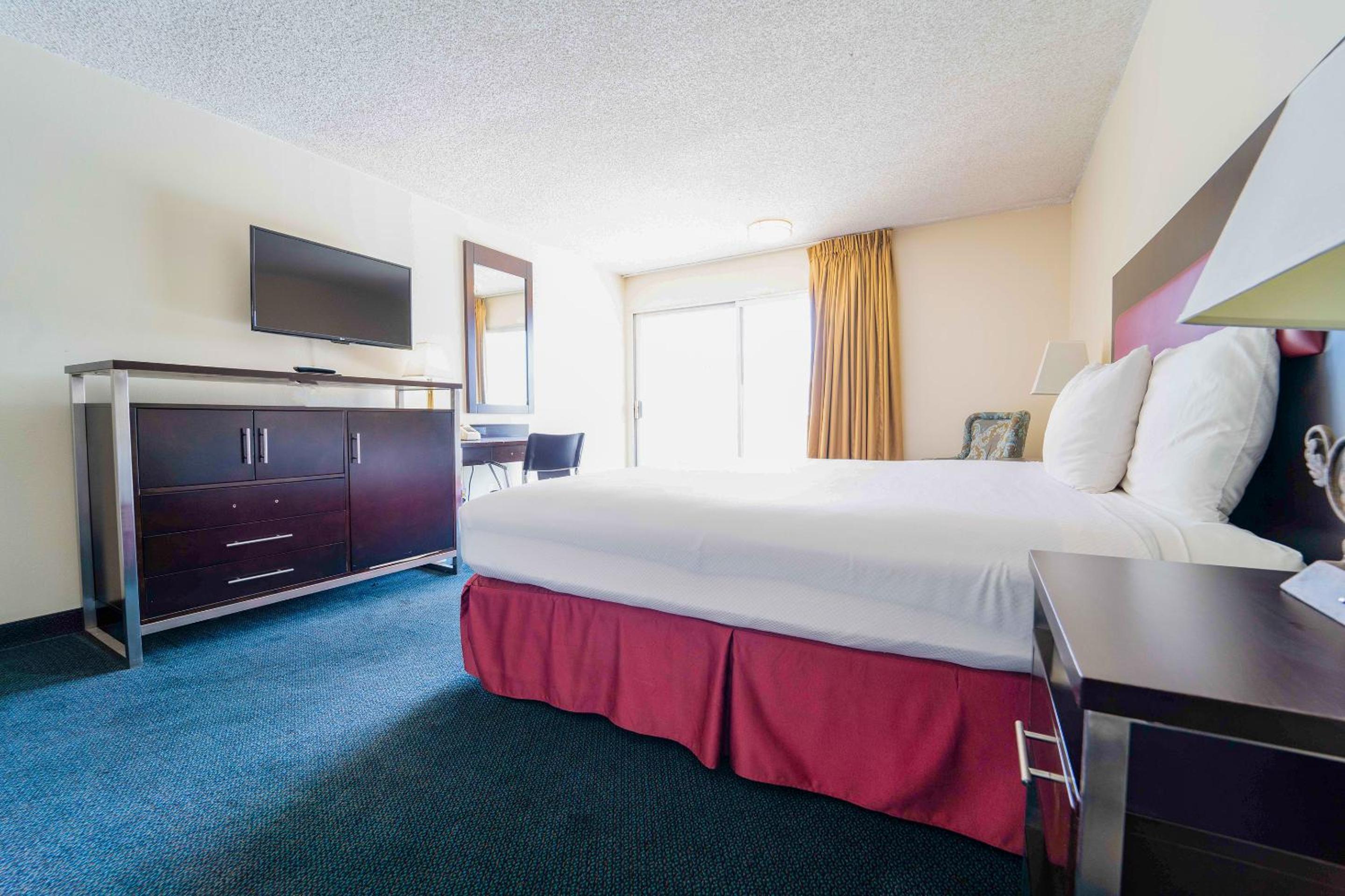 Deluxe King Bed	 - Photo 5