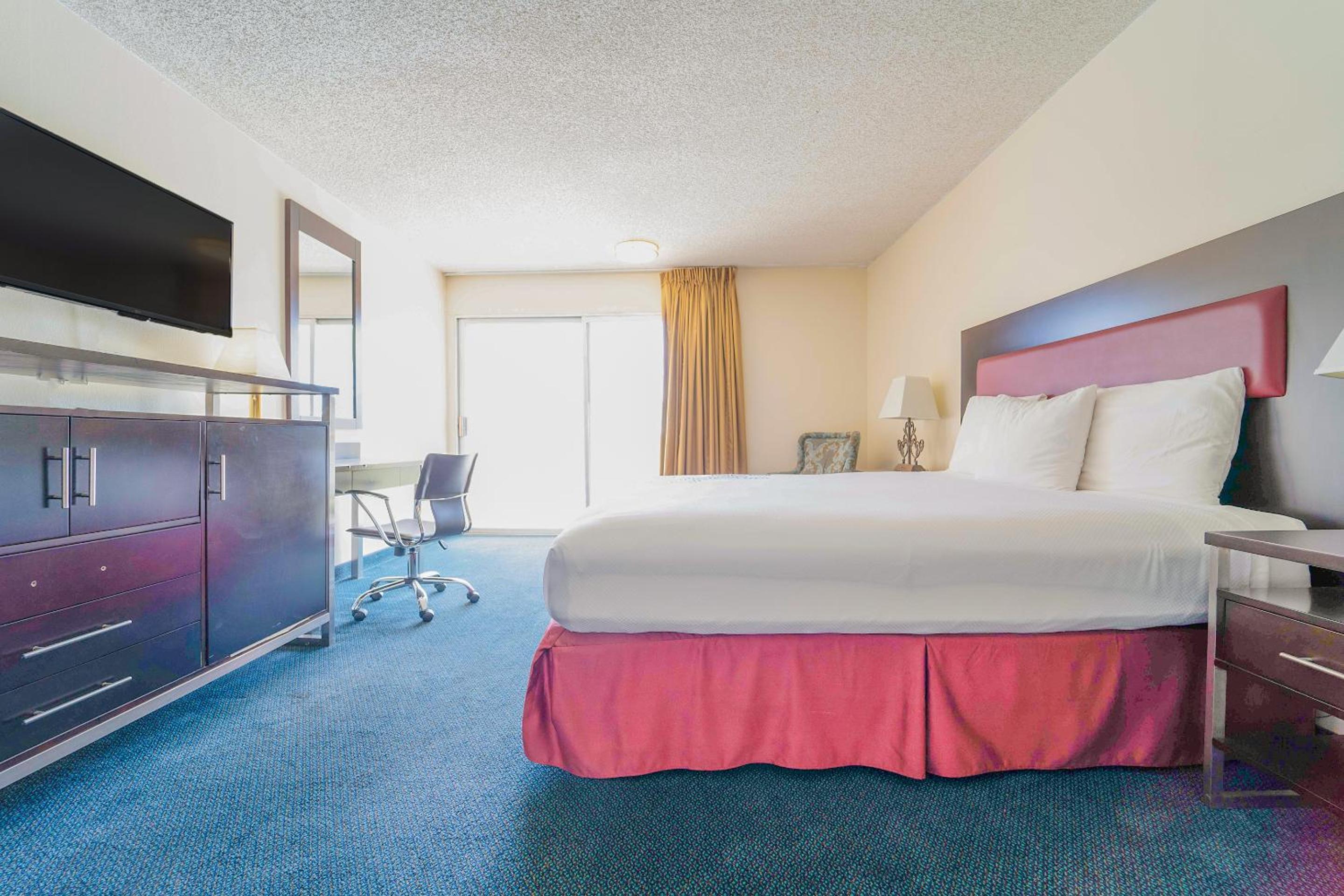 Deluxe King Bed	 - Photo 7