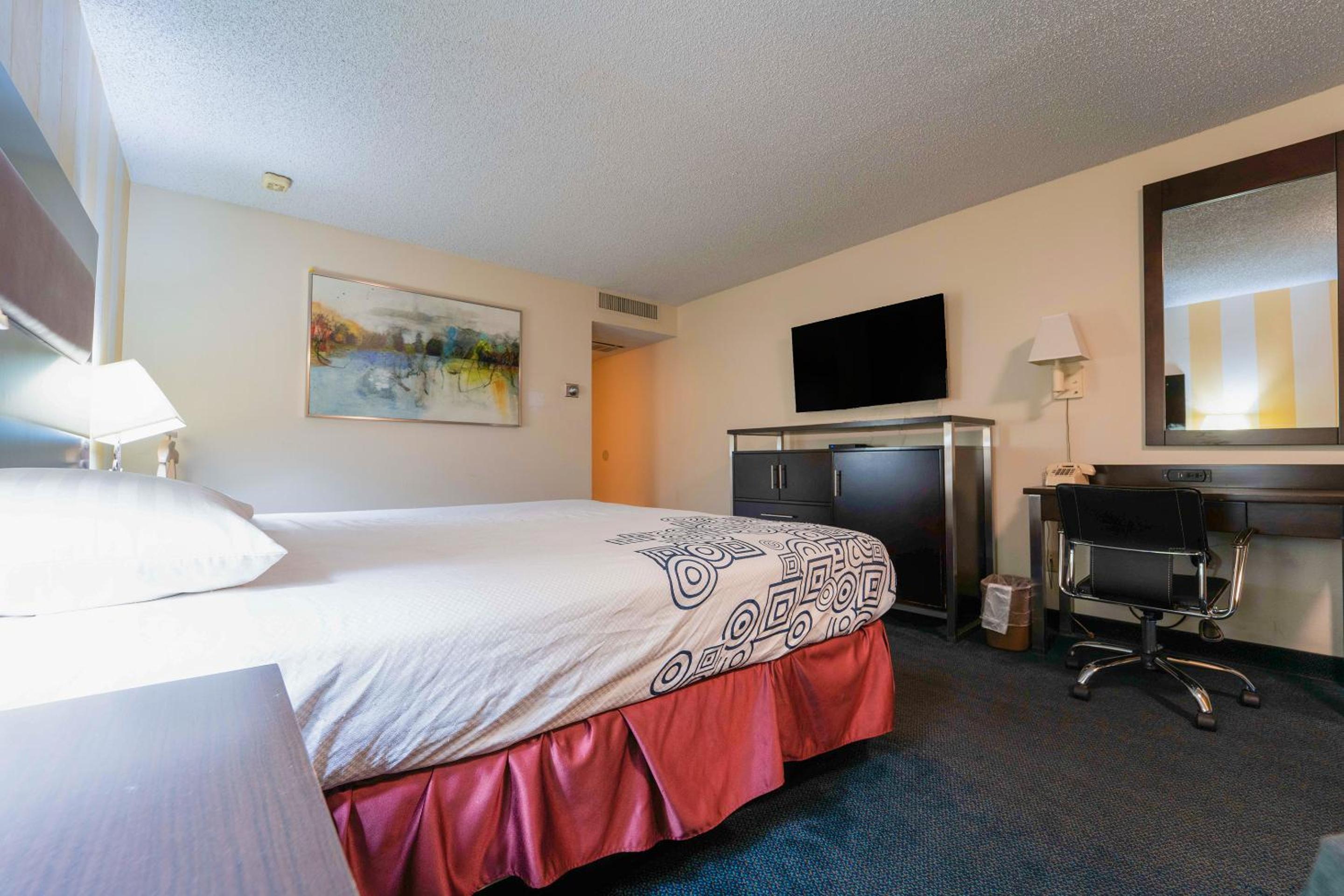 Deluxe Suite King Bed - Pool View	 - Photo 3