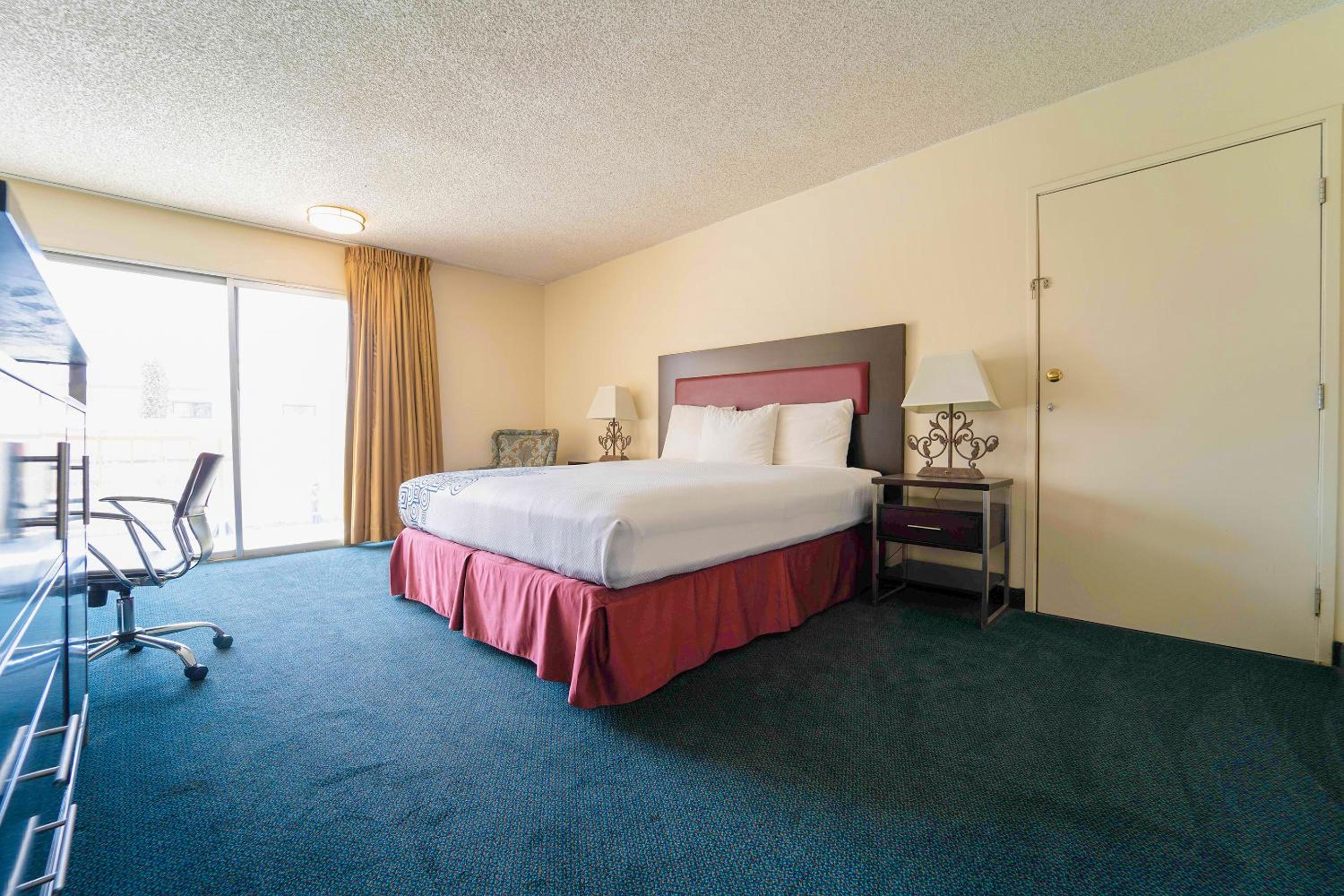 Deluxe King Bed	 - Photo 1