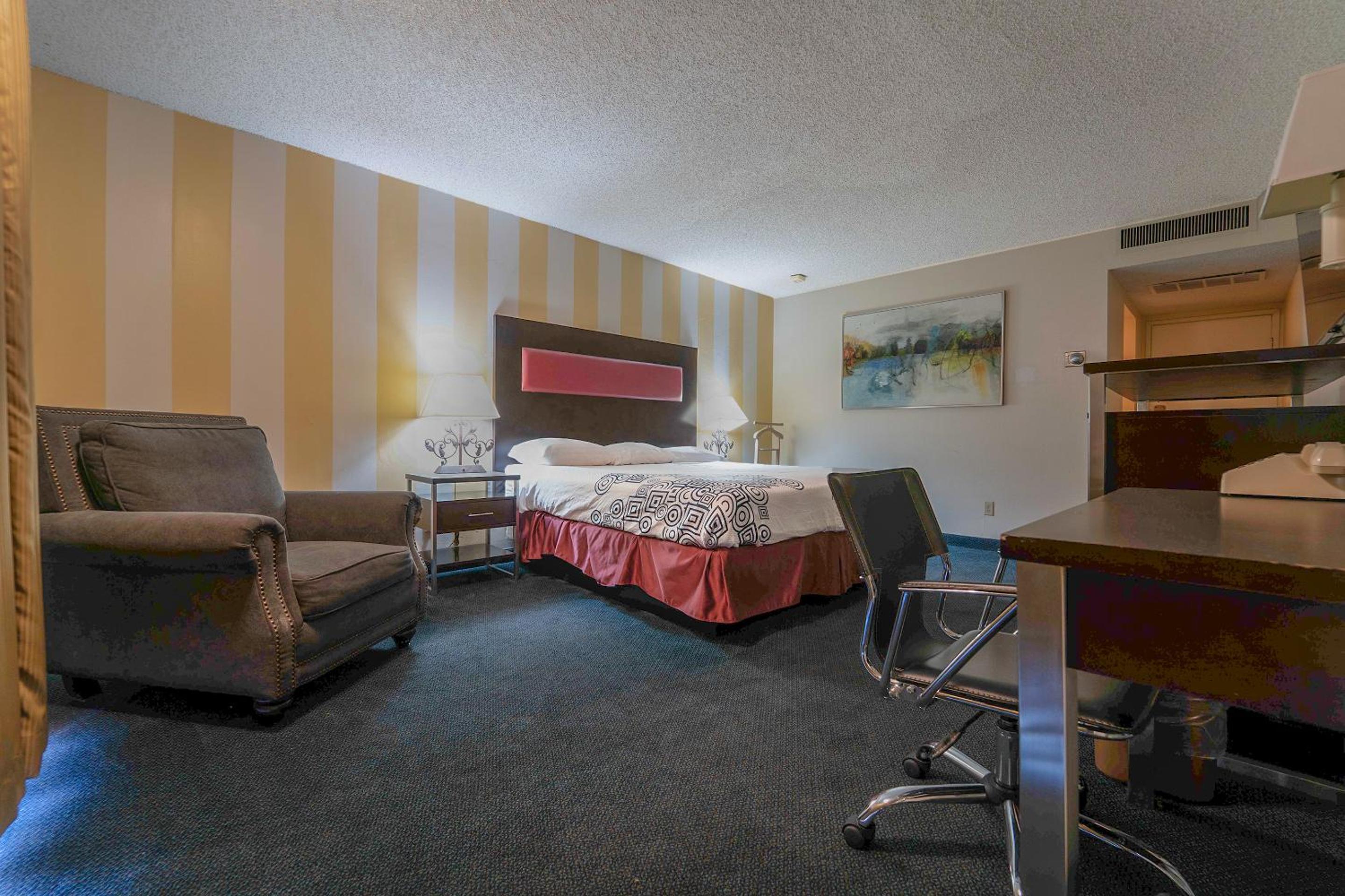 Deluxe Suite King Bed - Pool View	 - Photo 2