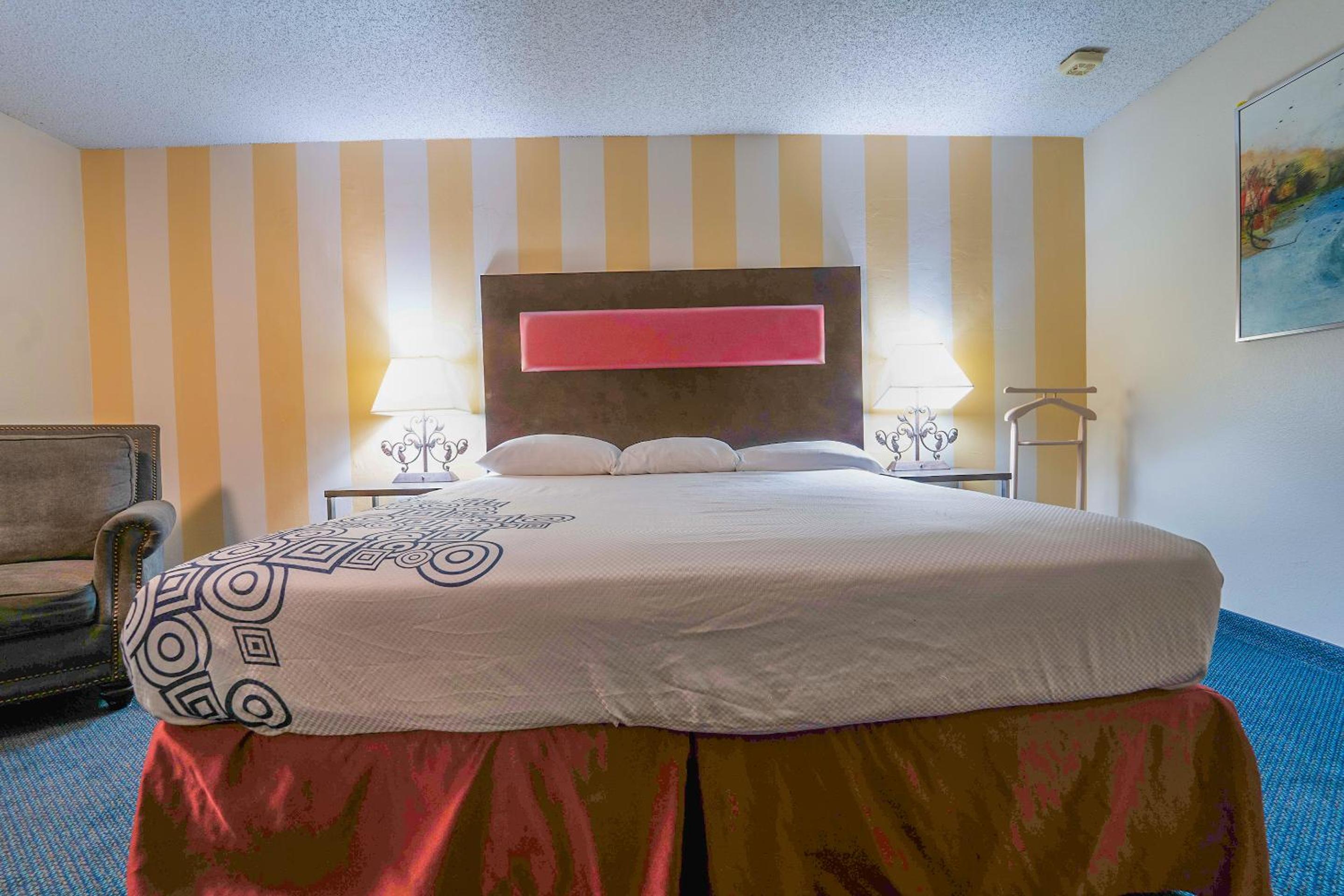 Deluxe Suite King Bed - Pool View	 - Photo 7