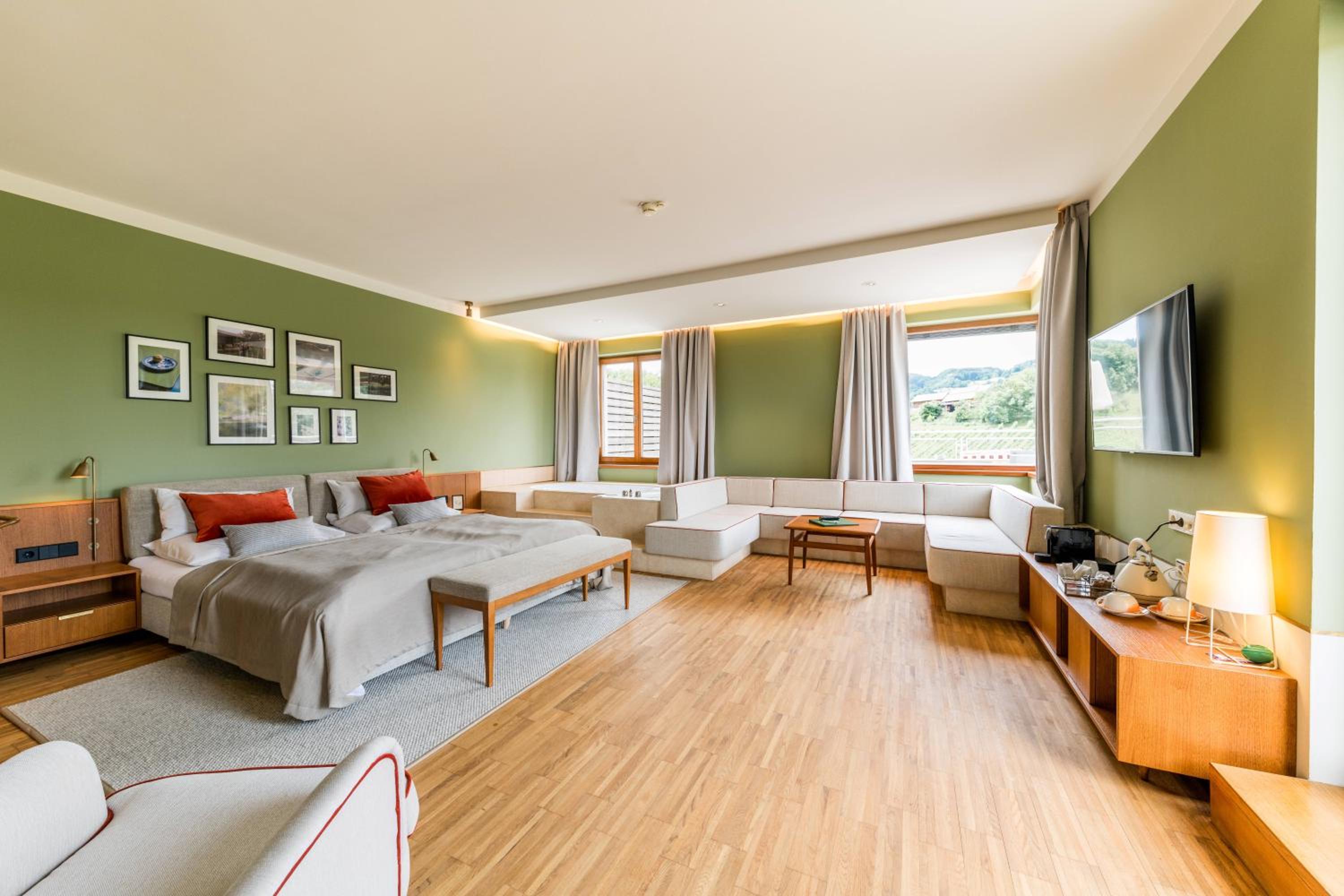 Suite - Photo 5