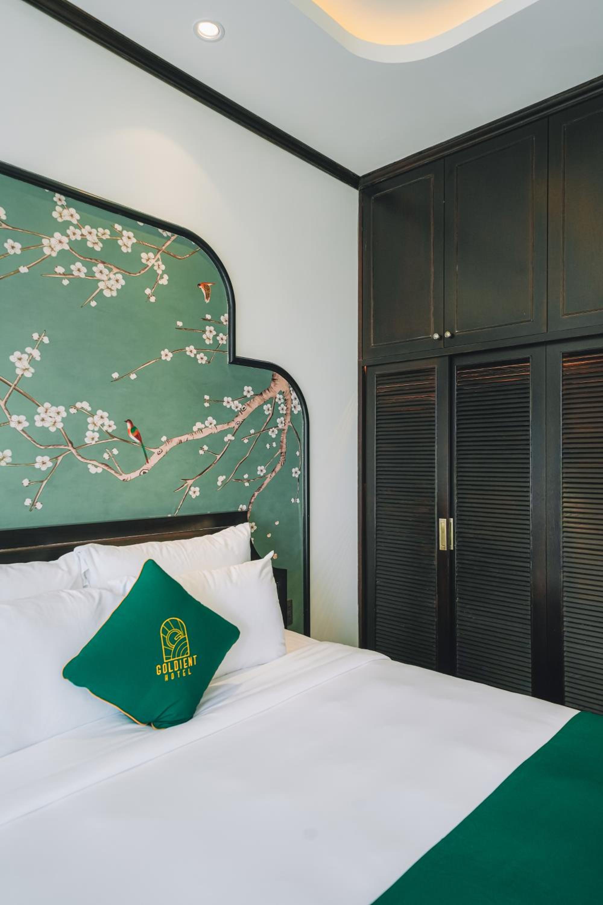 Deluxe Double Room with Balcony - Photo 4