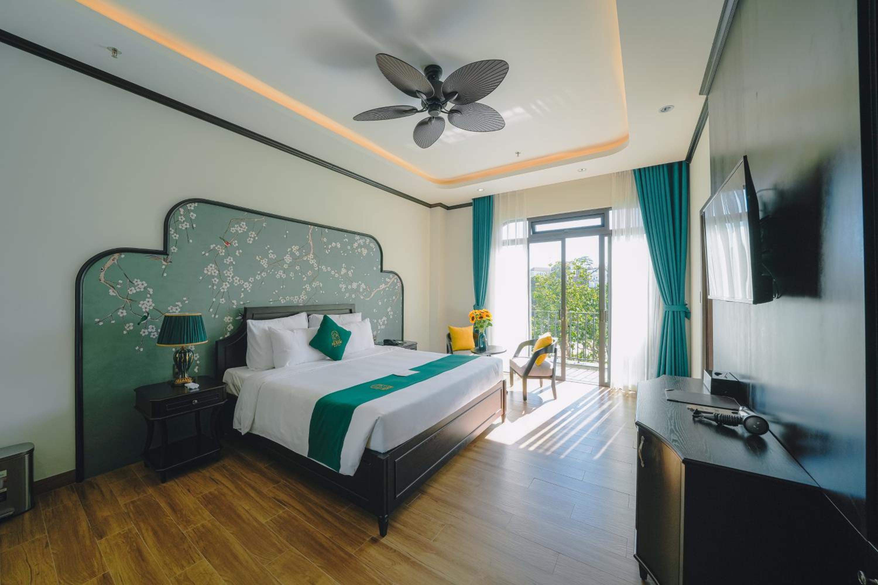 Deluxe Double Room with Balcony - Photo 6