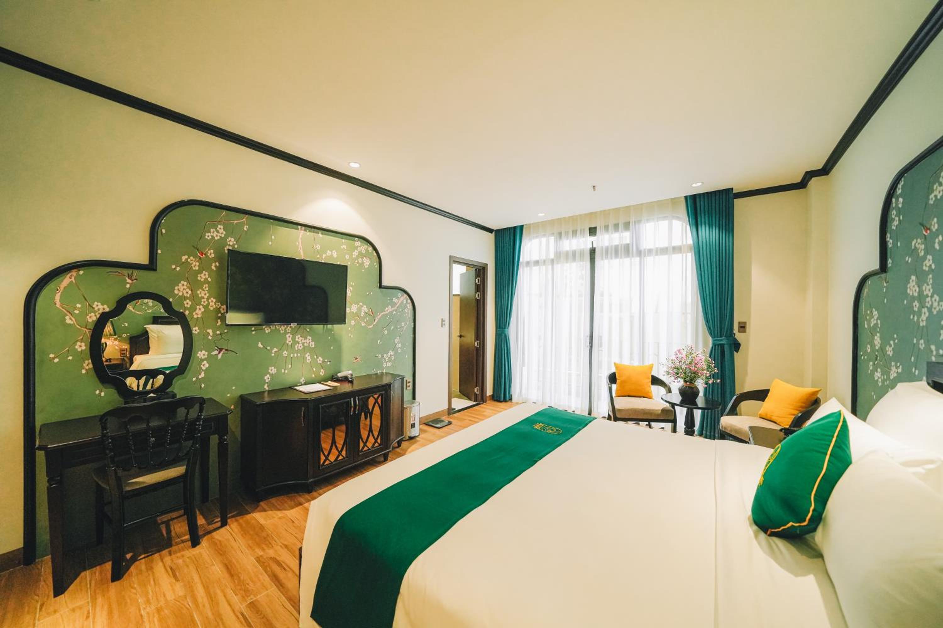 Deluxe Double Room with Balcony - Photo 5