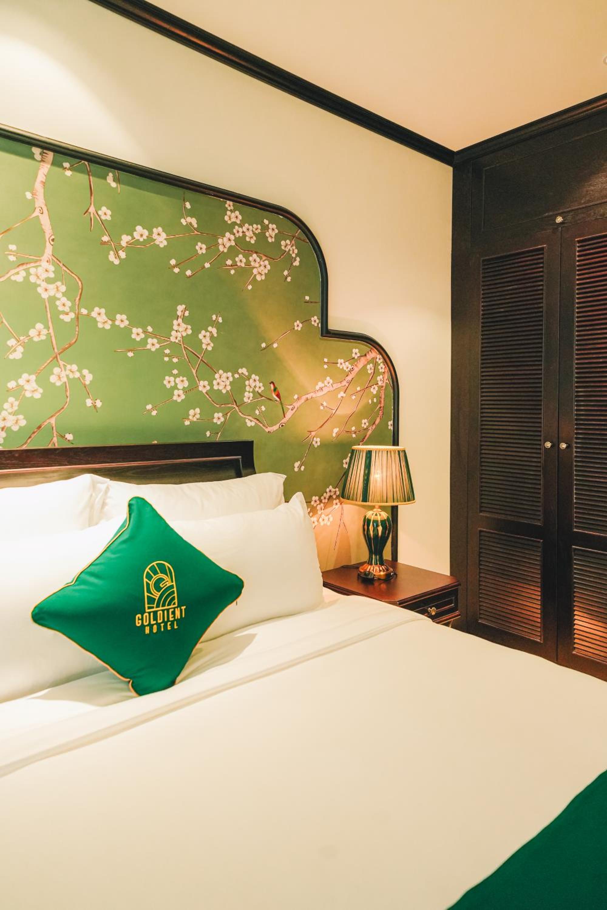 Deluxe Double Room with Balcony - Photo 8