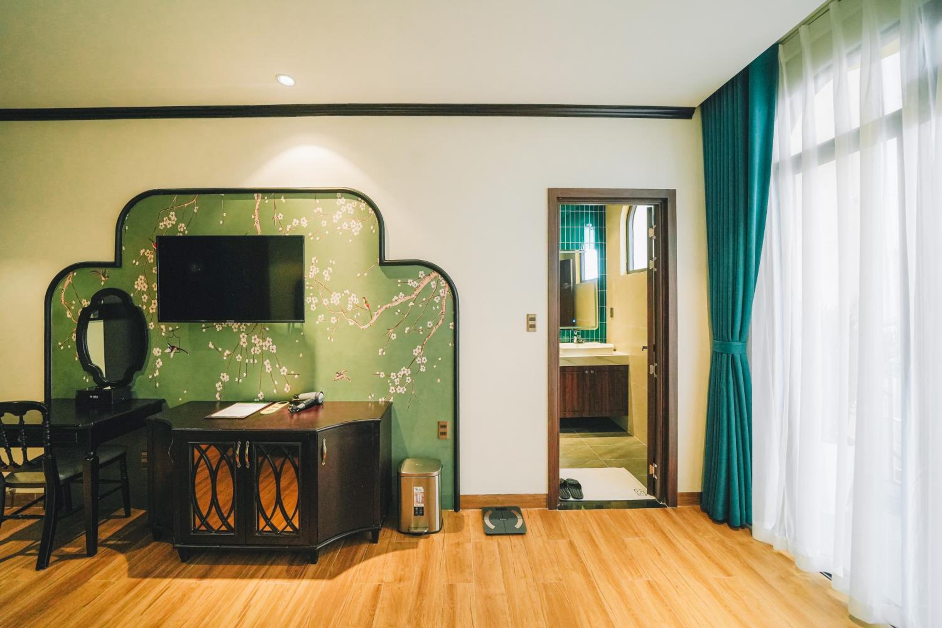 Deluxe Double Room with Balcony - Photo 9