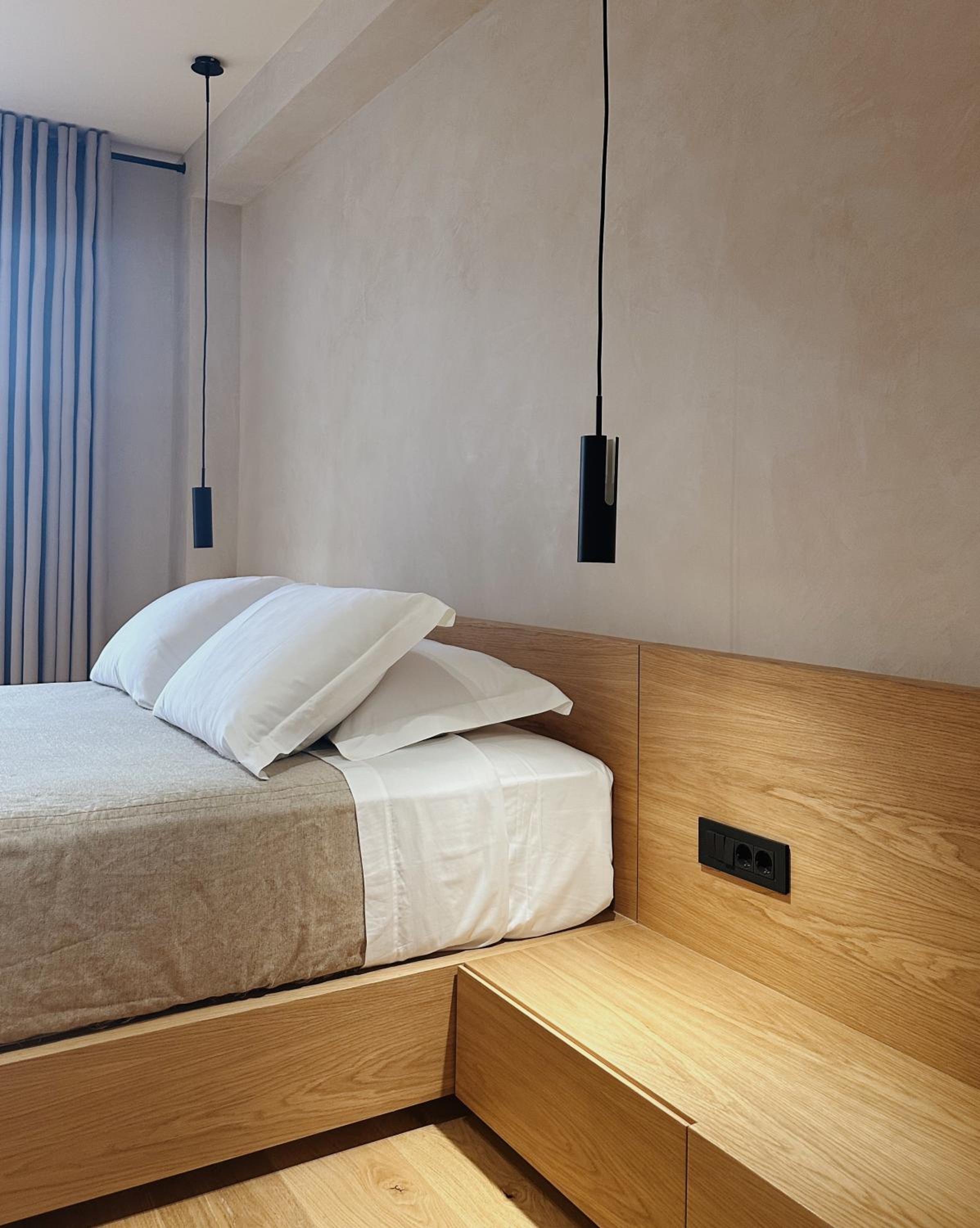 Design Suite with Indoor Hot Tub, Opposite Building