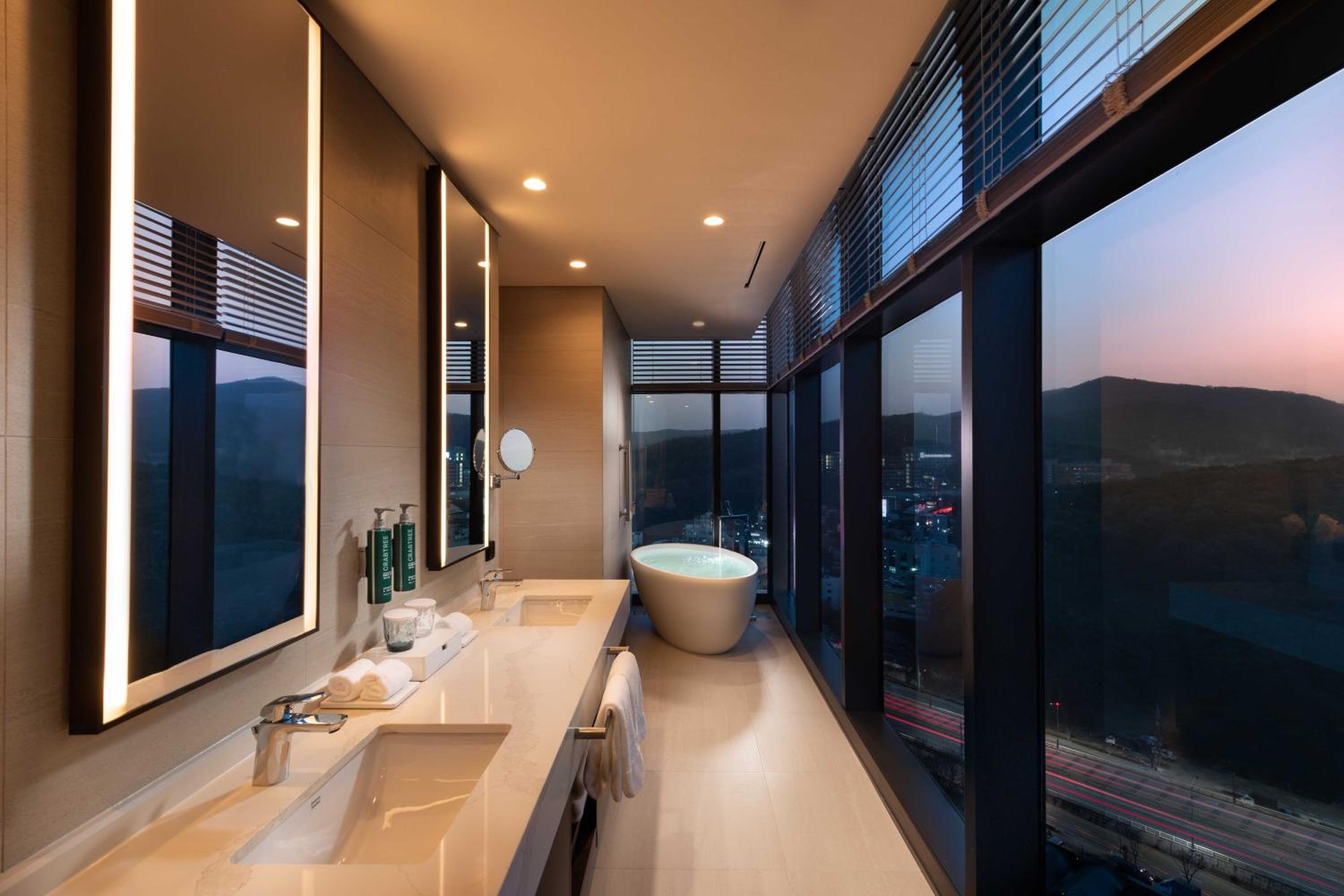 Premium Corner King Room - Photo 10