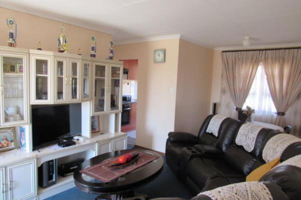 Three-Bedroom House photo 3