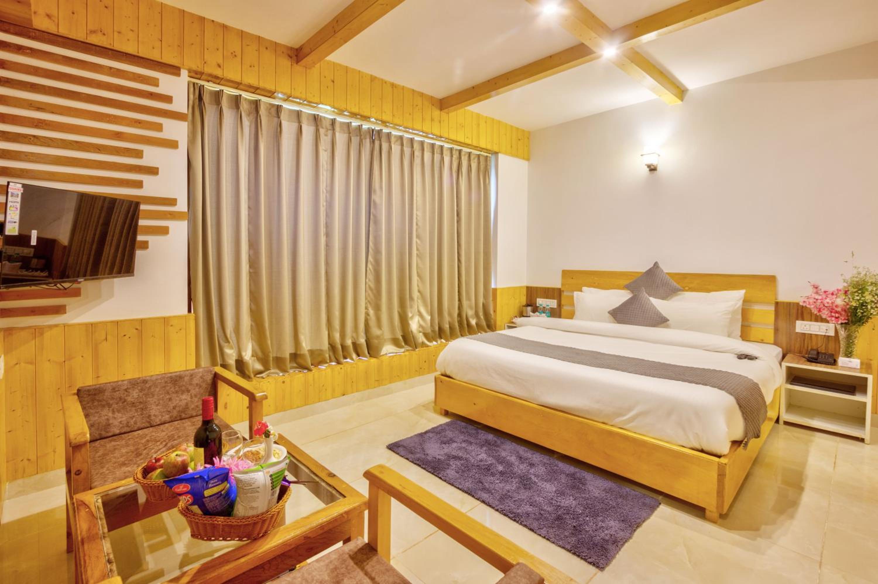 King Room with Balcony - Photo 11