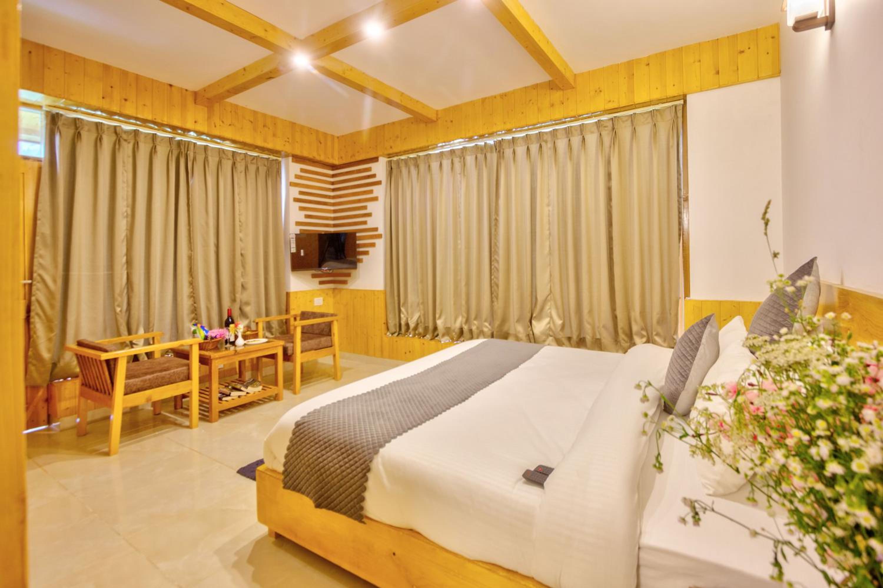 King Room with Balcony - Photo 12