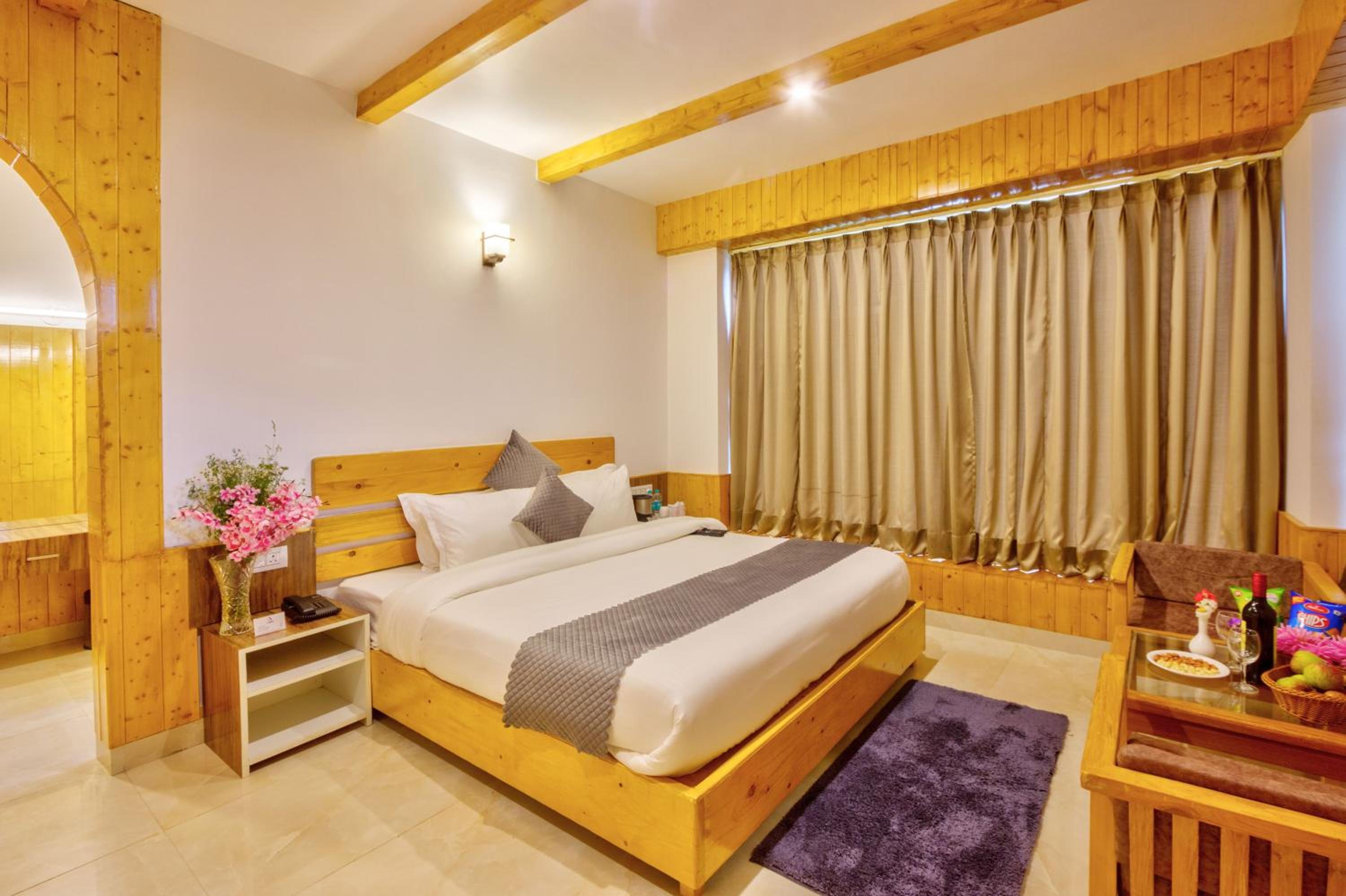 King Room with Balcony - Photo 10